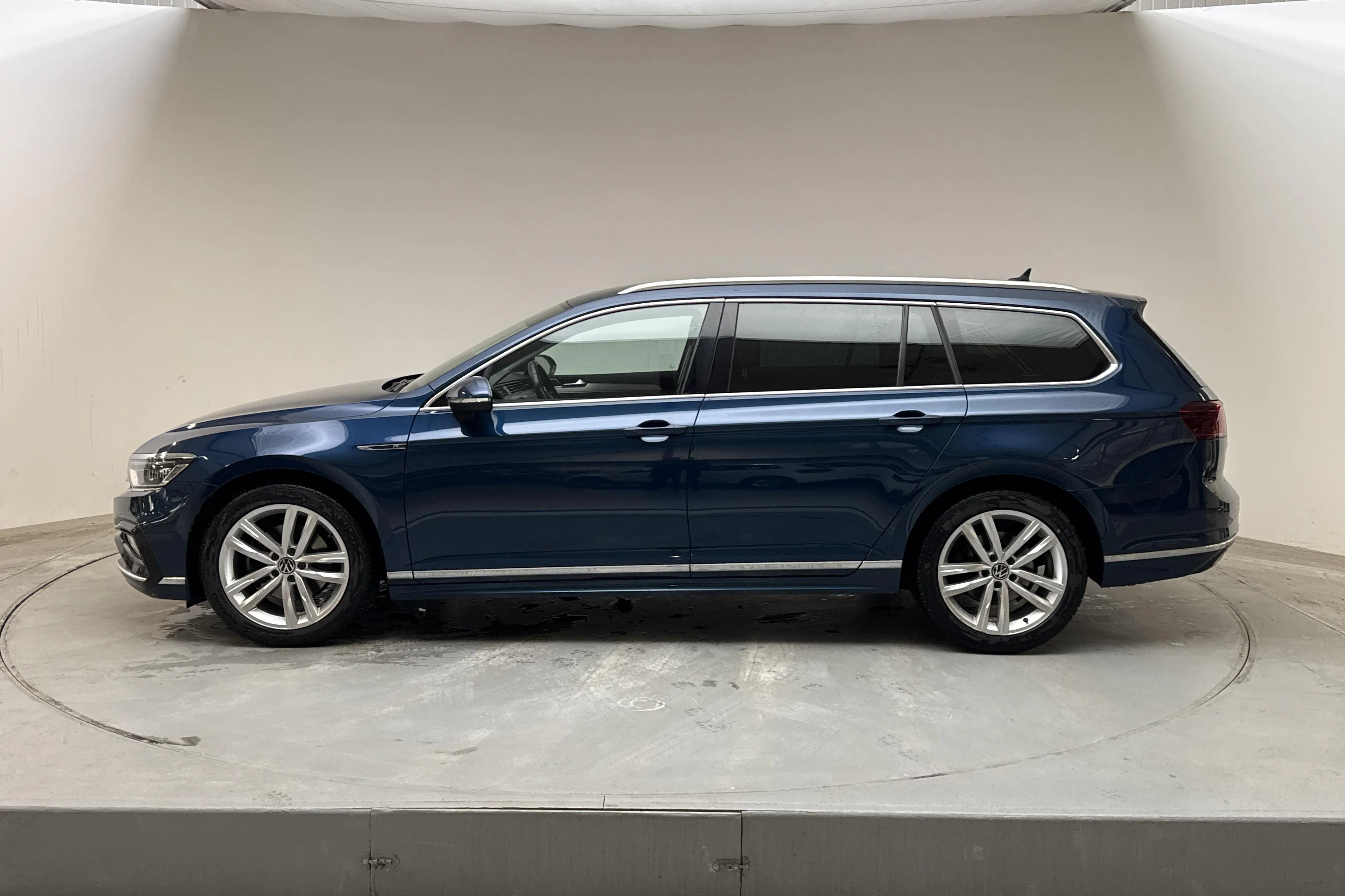 Presentationsfoto 2 av 15: VW Passat 2.0 TDI Sportscombi 4Motion (200hk) - 8 004 mil - Automat - blå - 2022