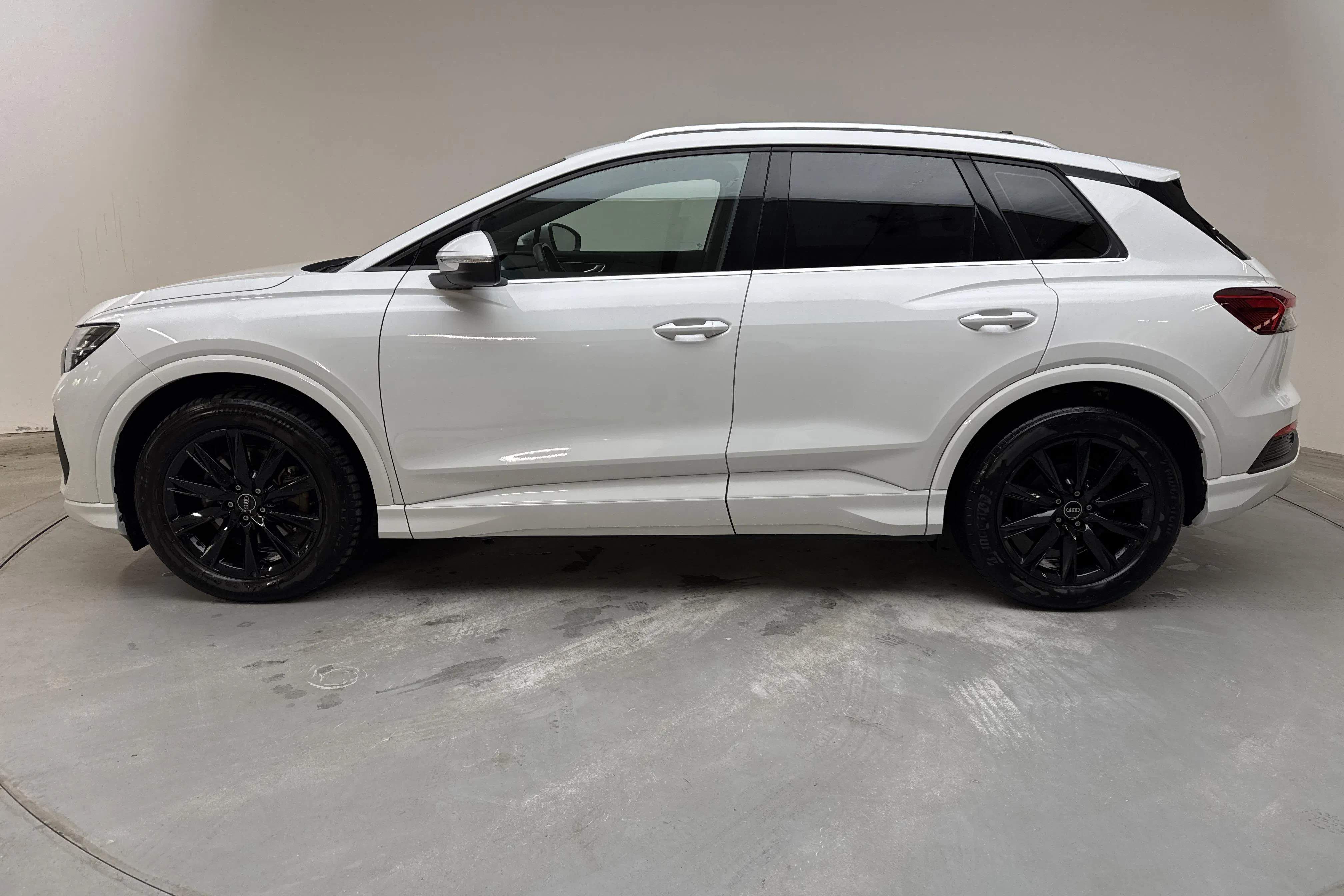 Presentationsfoto 2 av 16: Audi Q4 40 e-tron 77kWh (204hk) - 4 232 mil - Automat - vit - 2024