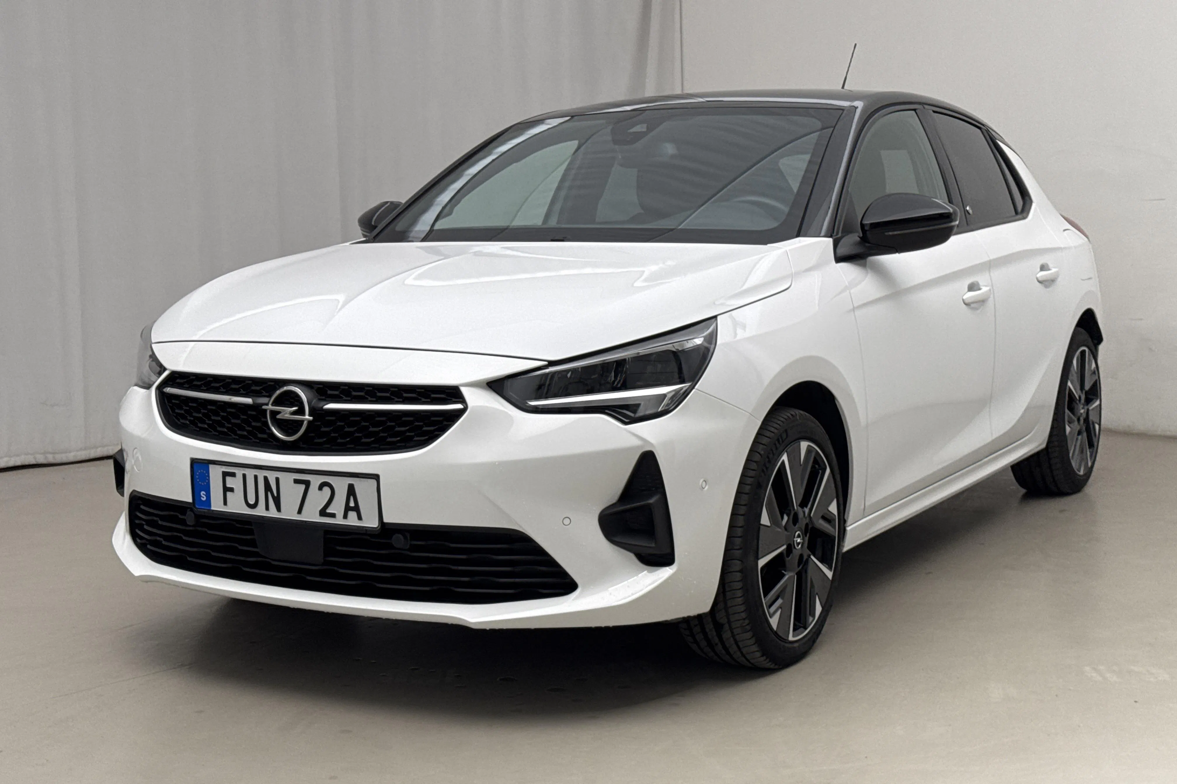Presentation photo 1 of 19: Opel Corsa-e 50kWh 5dr (136hk) - 24 820 km - Automatic - white - 2023
