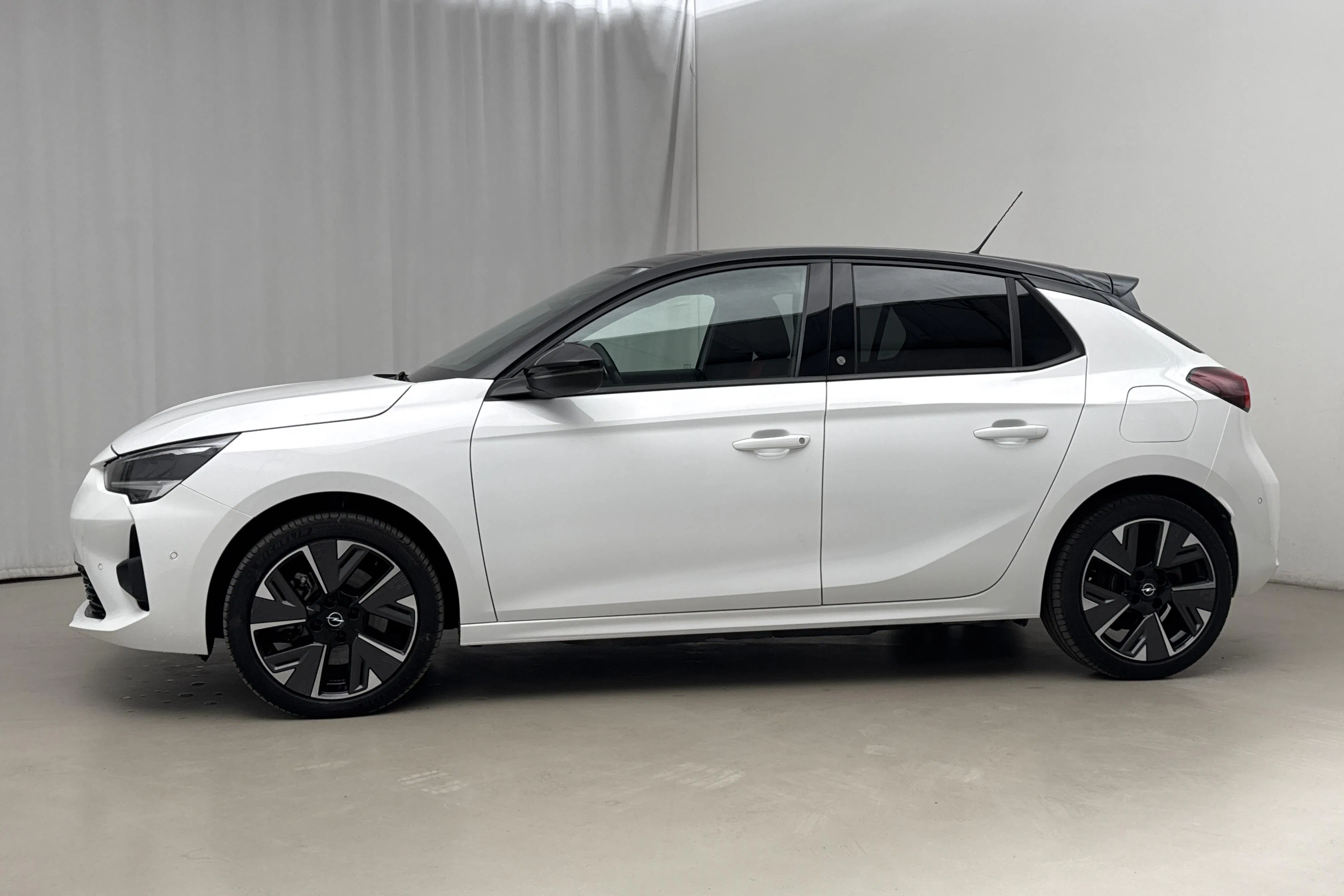 Presentation photo 2 of 19: Opel Corsa-e 50kWh 5dr (136hk) - 24 820 km - Automatic - white - 2023