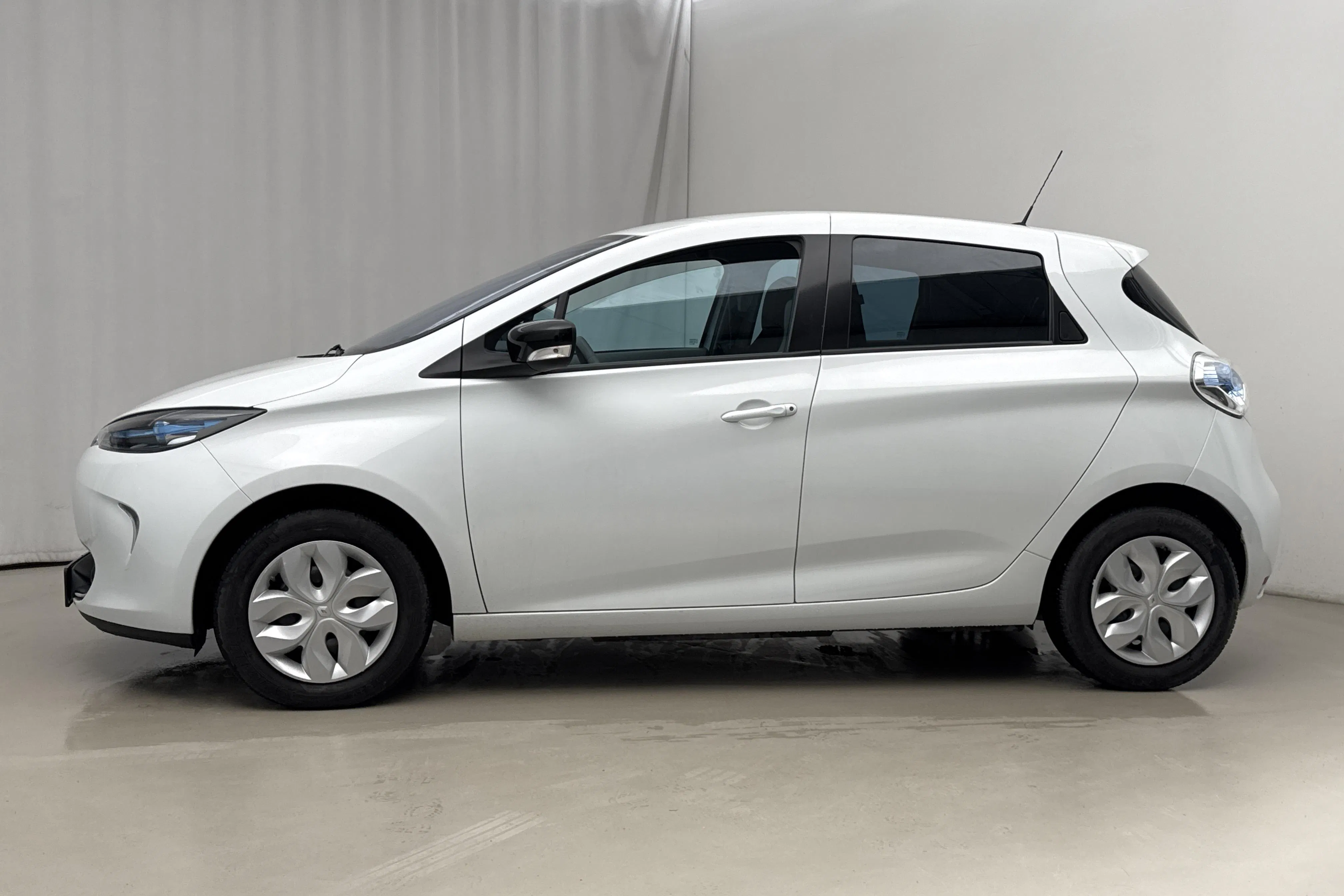 Presentationsfoto 2 av 18: Renault Zoe 22kWh R88 (88hk) - 2 522 mil - Automat - vit - 2015