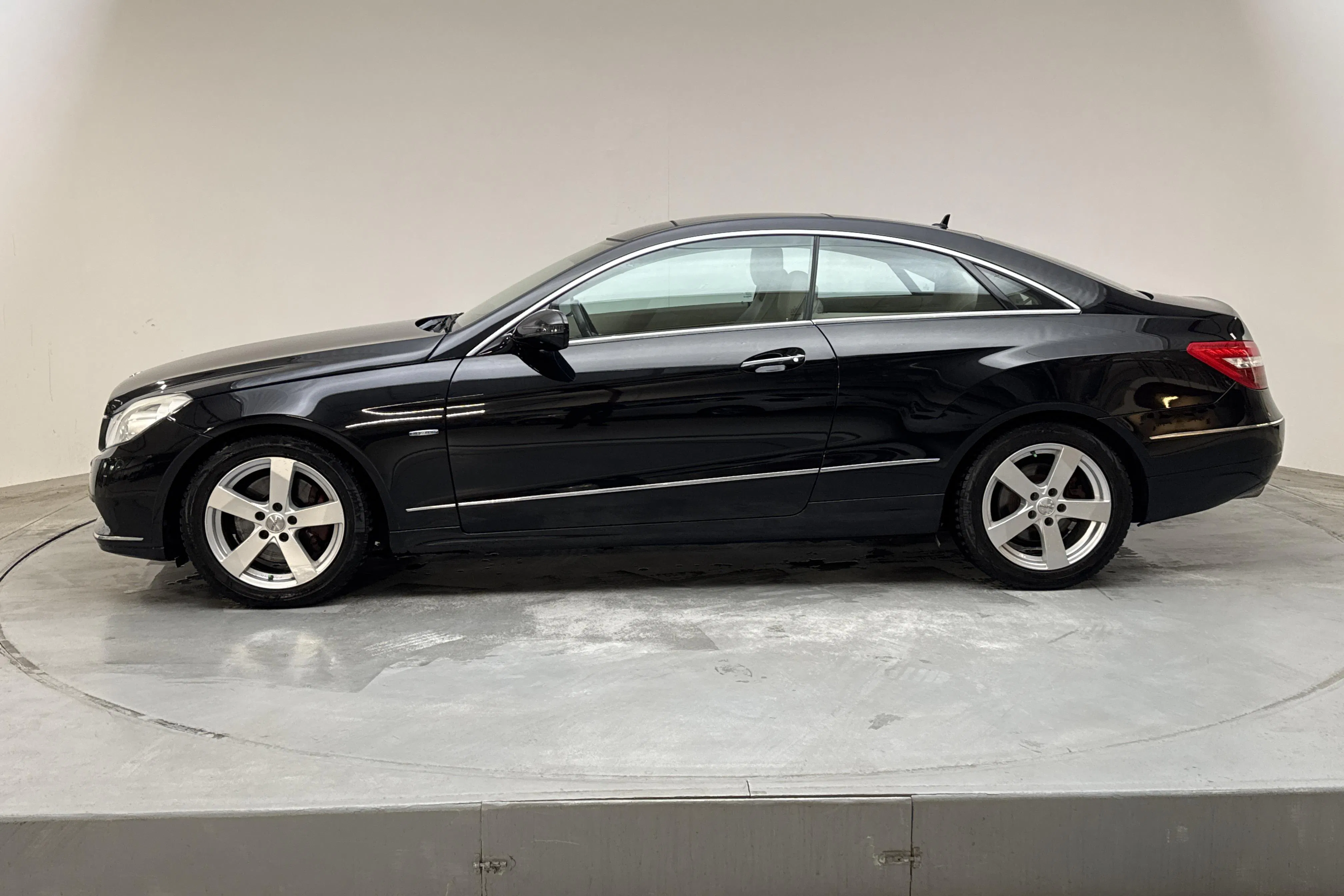 Presentationsfoto 2 av 15: Mercedes E 350 CDI BlueEfficiency Coupé C207 (231hk) - 24 070 mil - Automat - svart - 2009