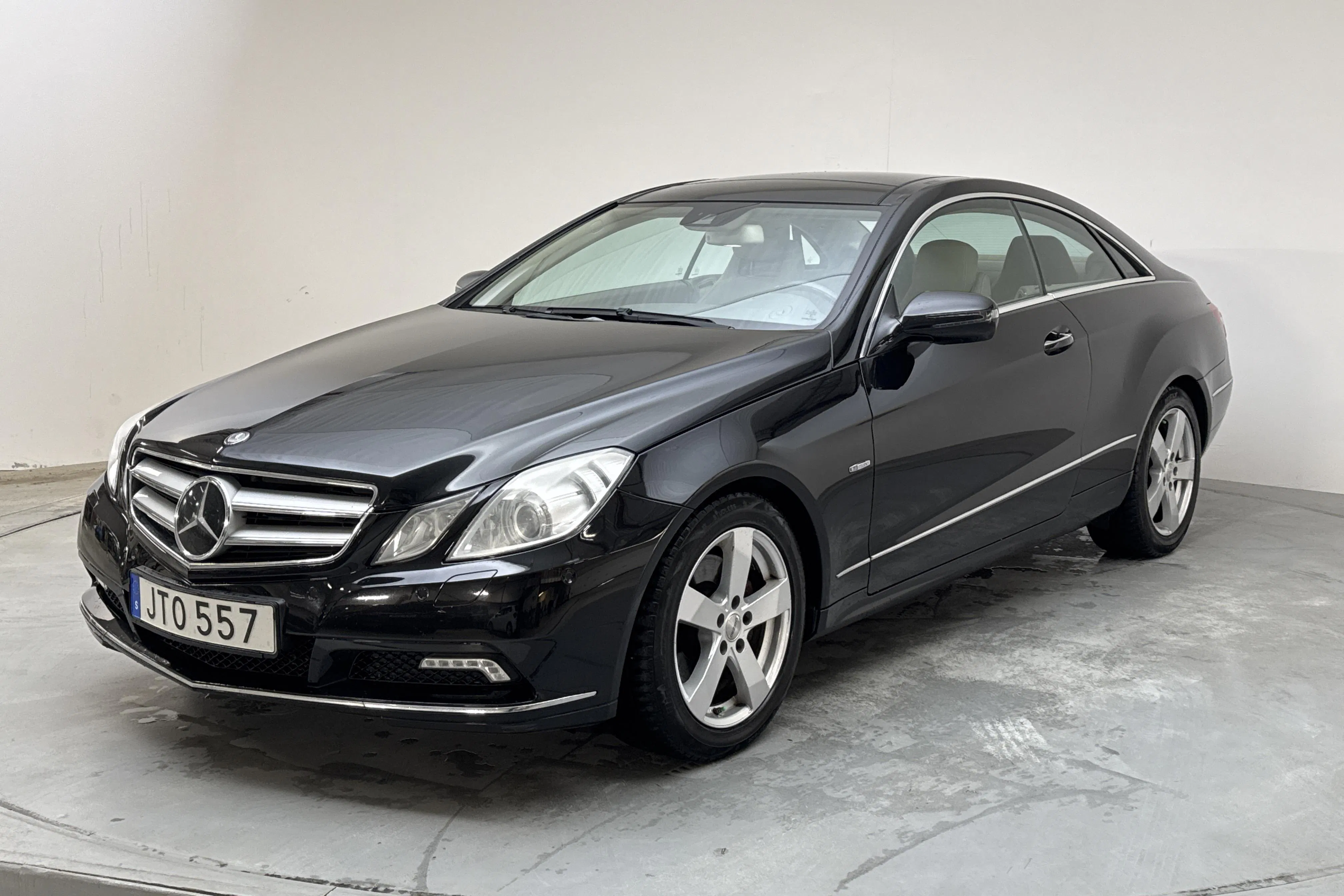 Presentationsfoto 1 av 15: Mercedes E 350 CDI BlueEfficiency Coupé C207 (231hk) - 24 070 mil - Automat - svart - 2009