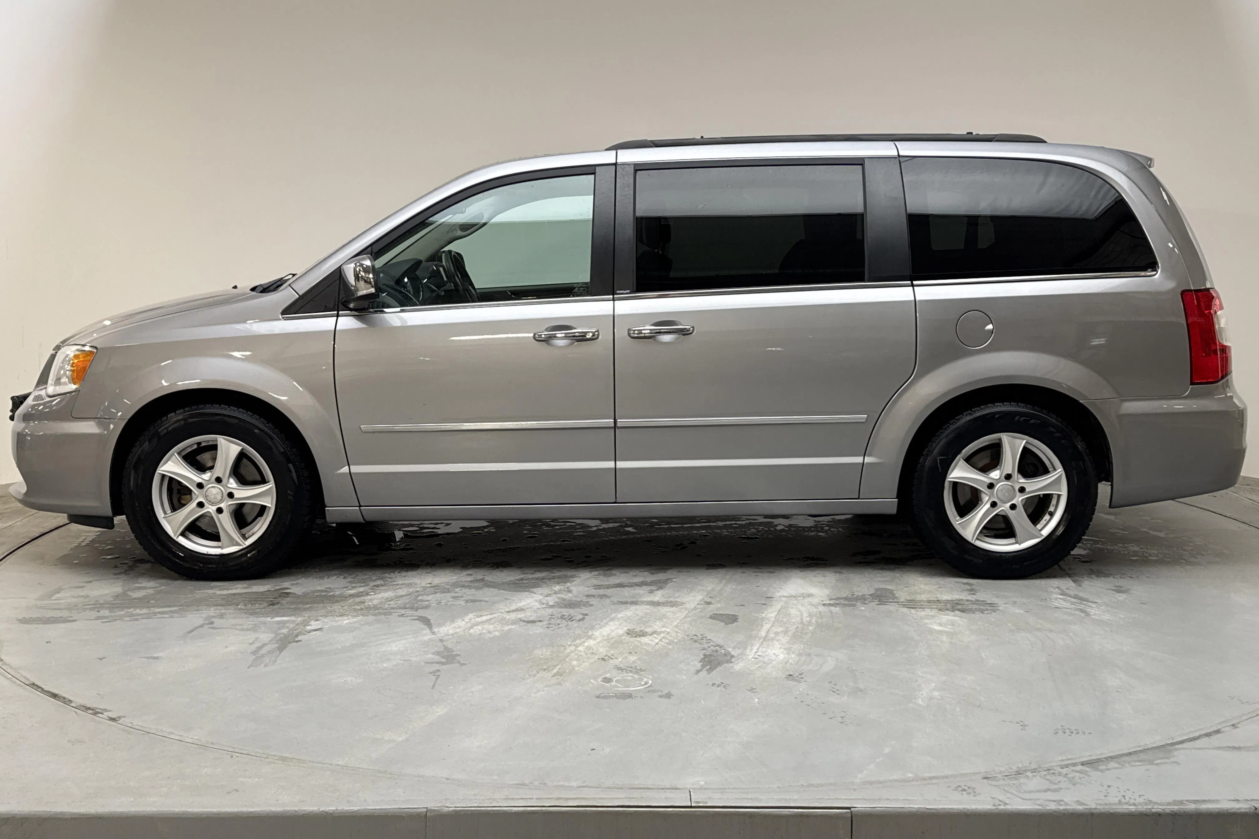 Presentationsfoto 2 av 16: Lancia Lancia Voyager 2.8 Multi-Jet (178hk) - 16 020 mil - Automat - grå - 2014