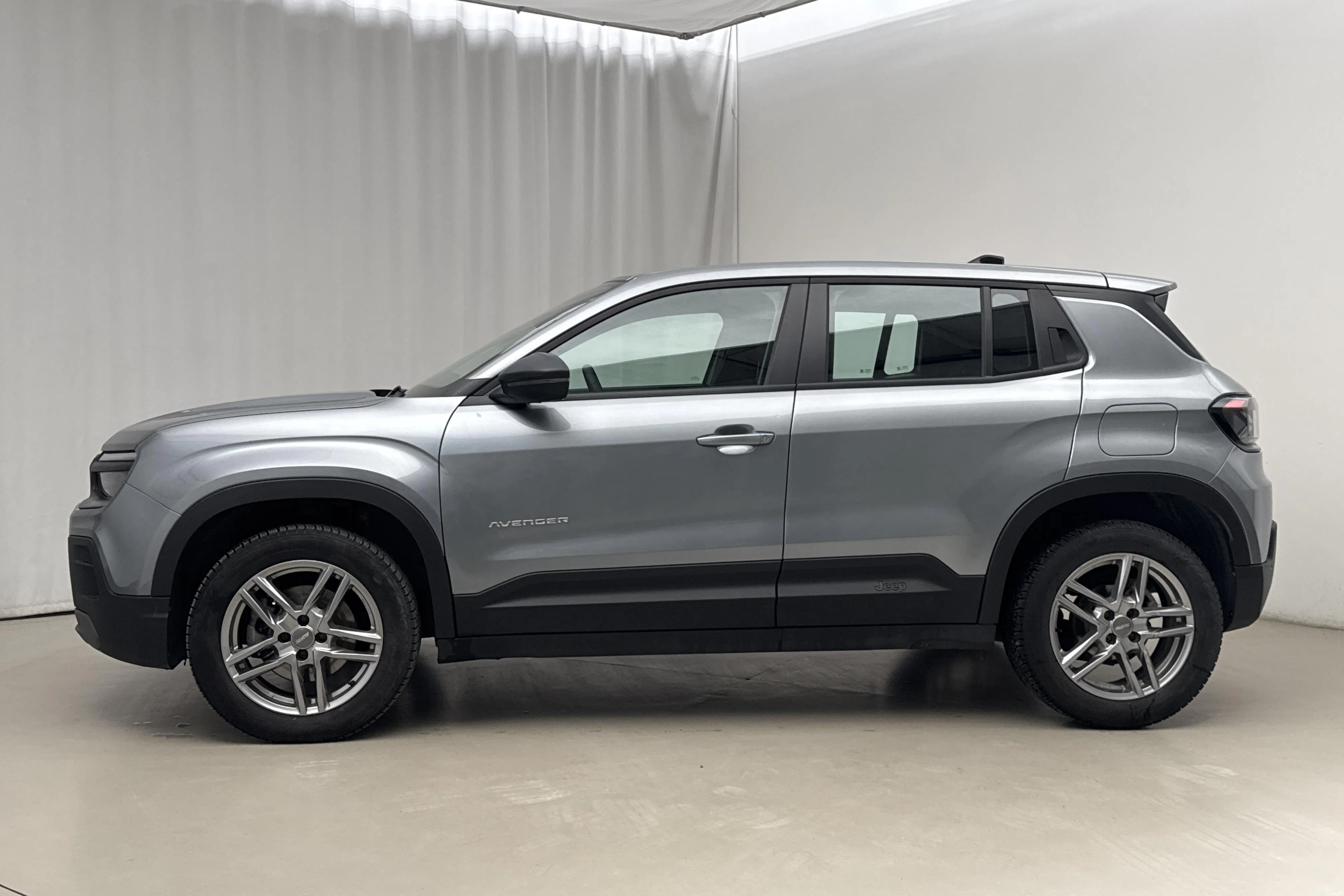 Presentationsfoto 2 av 15: Jeep Avenger e-Hybrid 1.2 Turbo (100hk) - 7 352 mil - Automat - grå - 2024