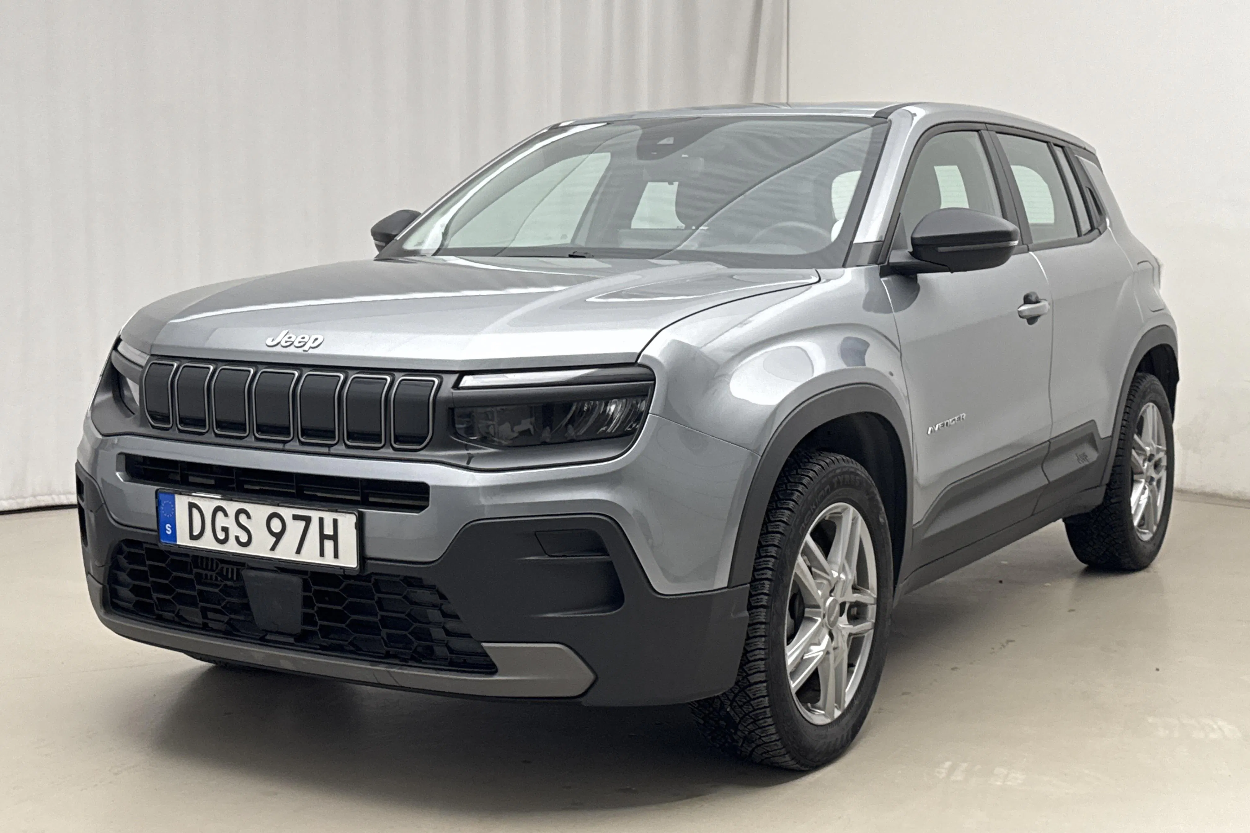 Presentationsfoto 1 av 15: Jeep Avenger e-Hybrid 1.2 Turbo (100hk) - 7 352 mil - Automat - grå - 2024