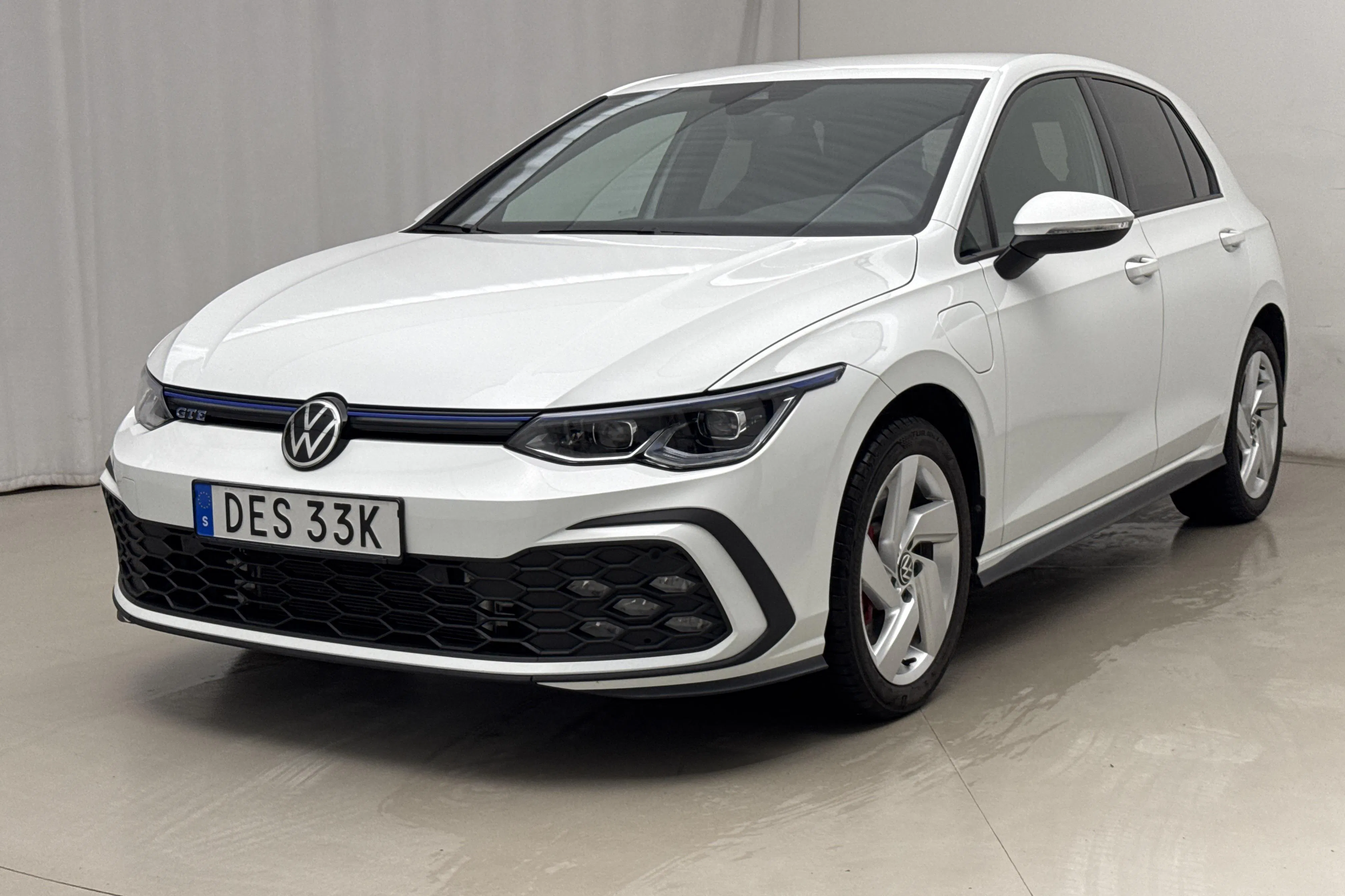 Presentationsfoto 1 av 19: VW Golf VIII 1.4 GTE 5dr (245hk) - 1 306 mil - Automat - vit - 2021