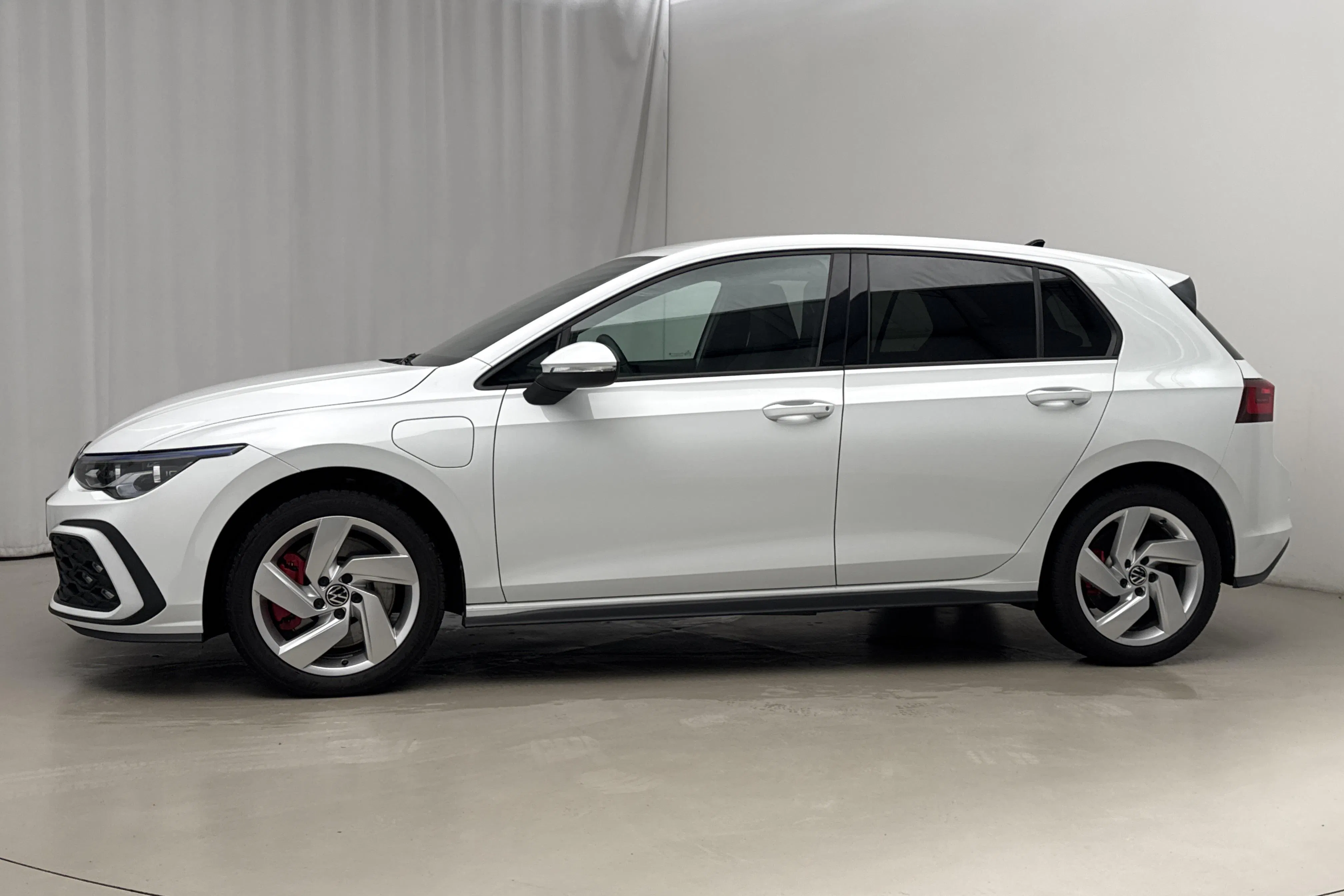 Presentationsfoto 2 av 19: VW Golf VIII 1.4 GTE 5dr (245hk) - 1 306 mil - Automat - vit - 2021