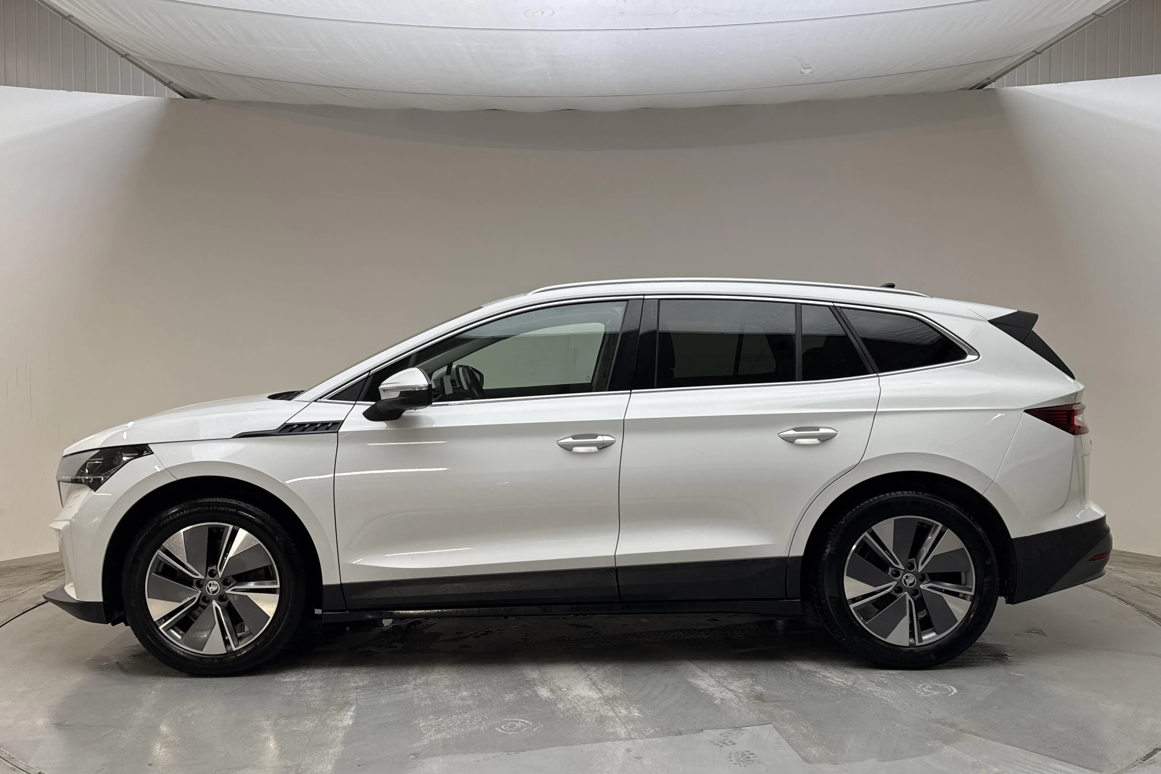 Presentationsfoto 2 av 18: Skoda Enyaq iV 80 (204hk) - 18 059 mil - Automat - vit - 2022