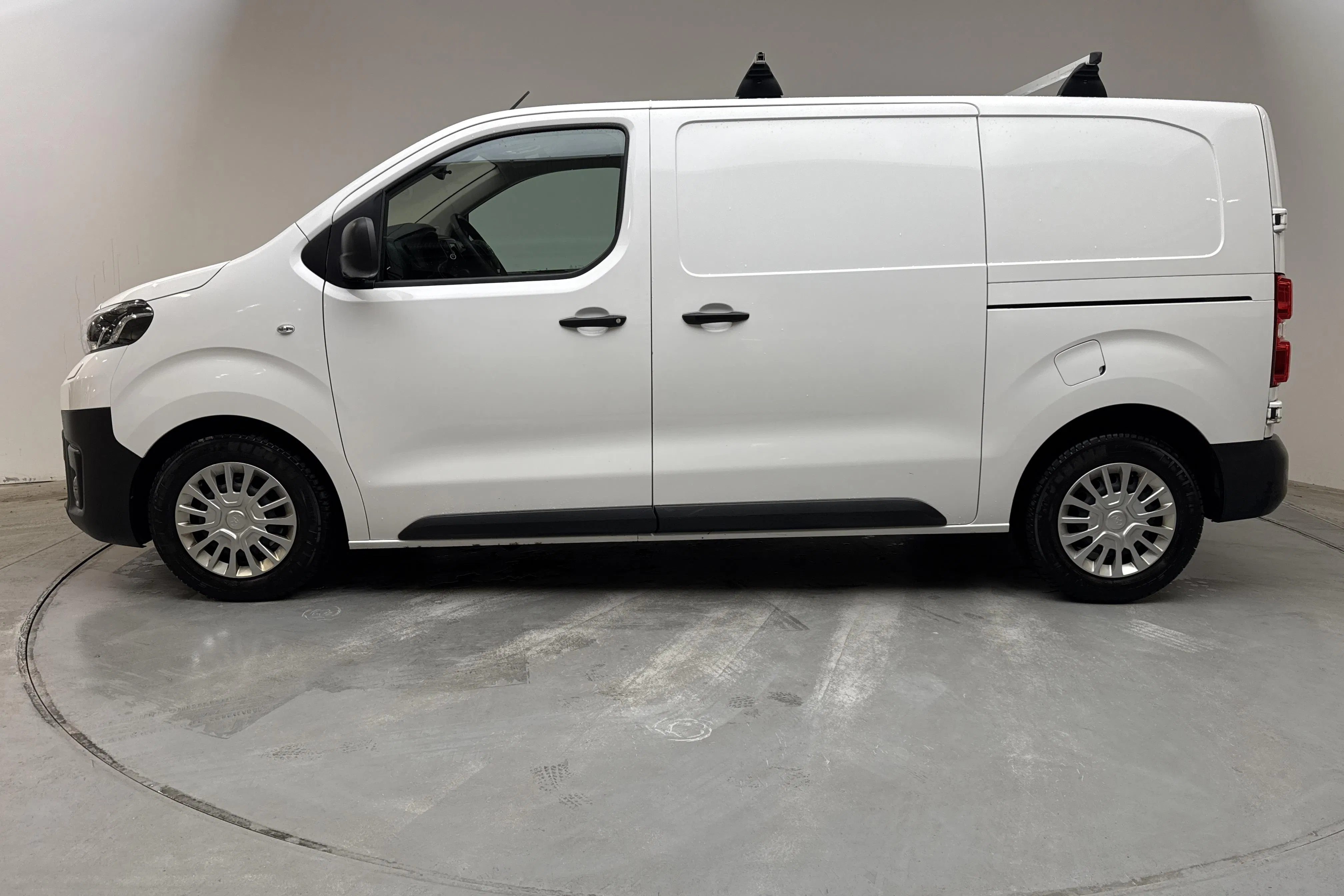 Presentationsfoto 2 av 10: Toyota PROACE 2.0D (120hk) - 7 195 mil - Automat - vit - 2021
