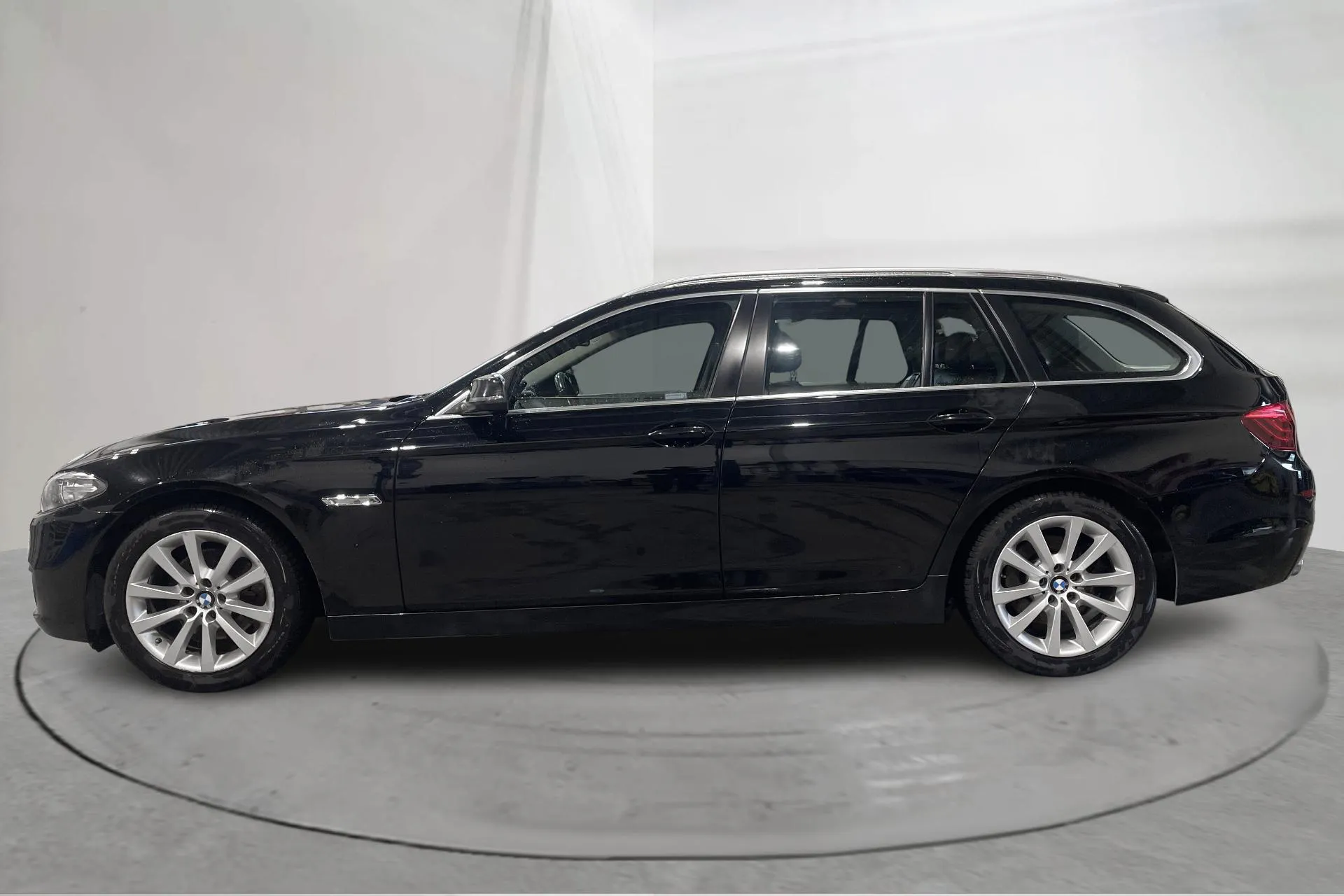 Presentationsfoto 2 av 16: BMW 520d xDrive Touring, F11 (190hk) - 18 422 mil - Automat - svart - 2016