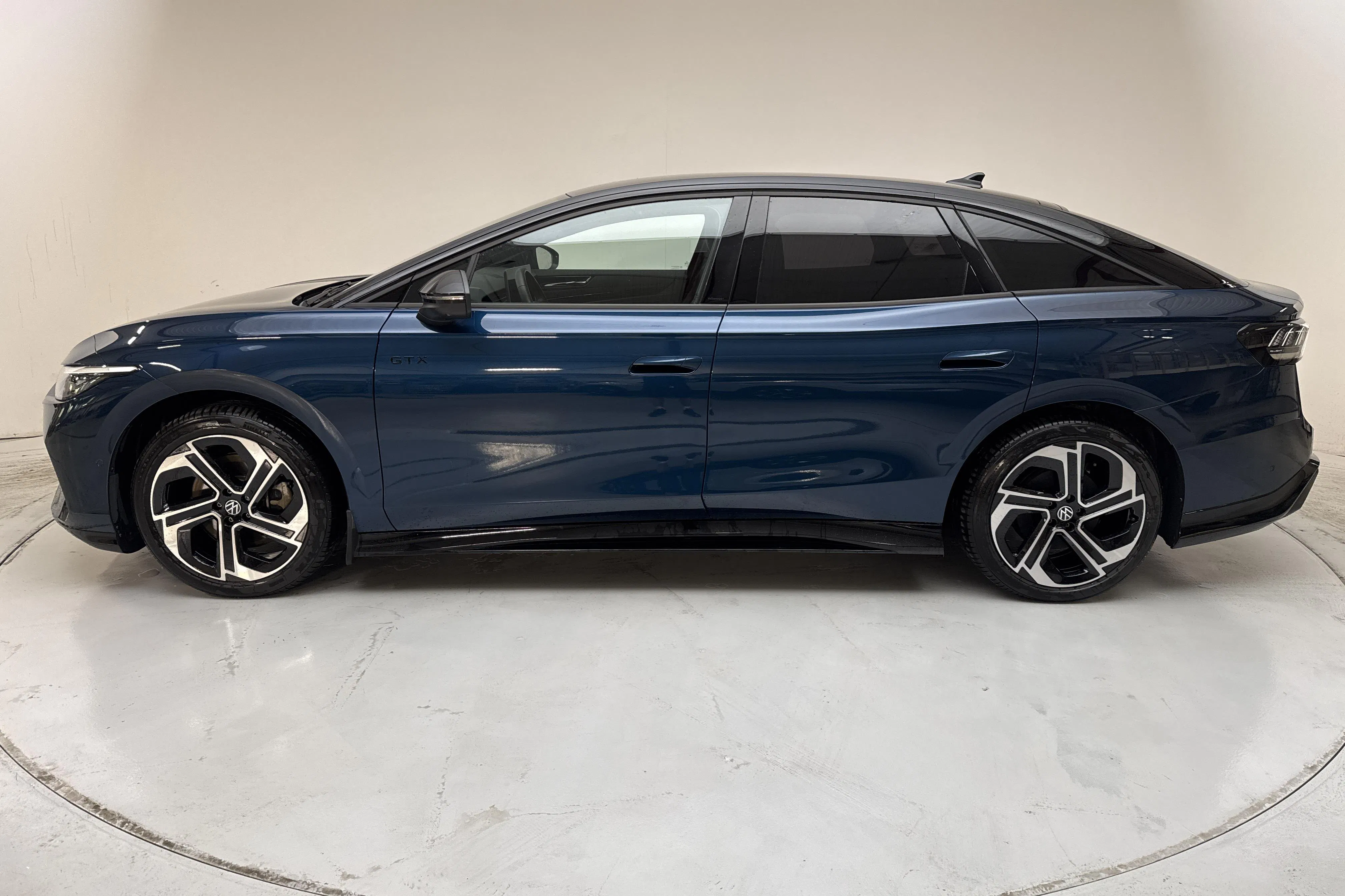 Presentationsfoto 2 av 20: VW ID.7 GTX 86kWh (340hk) - 2 599 mil - Automat - blå - 2025