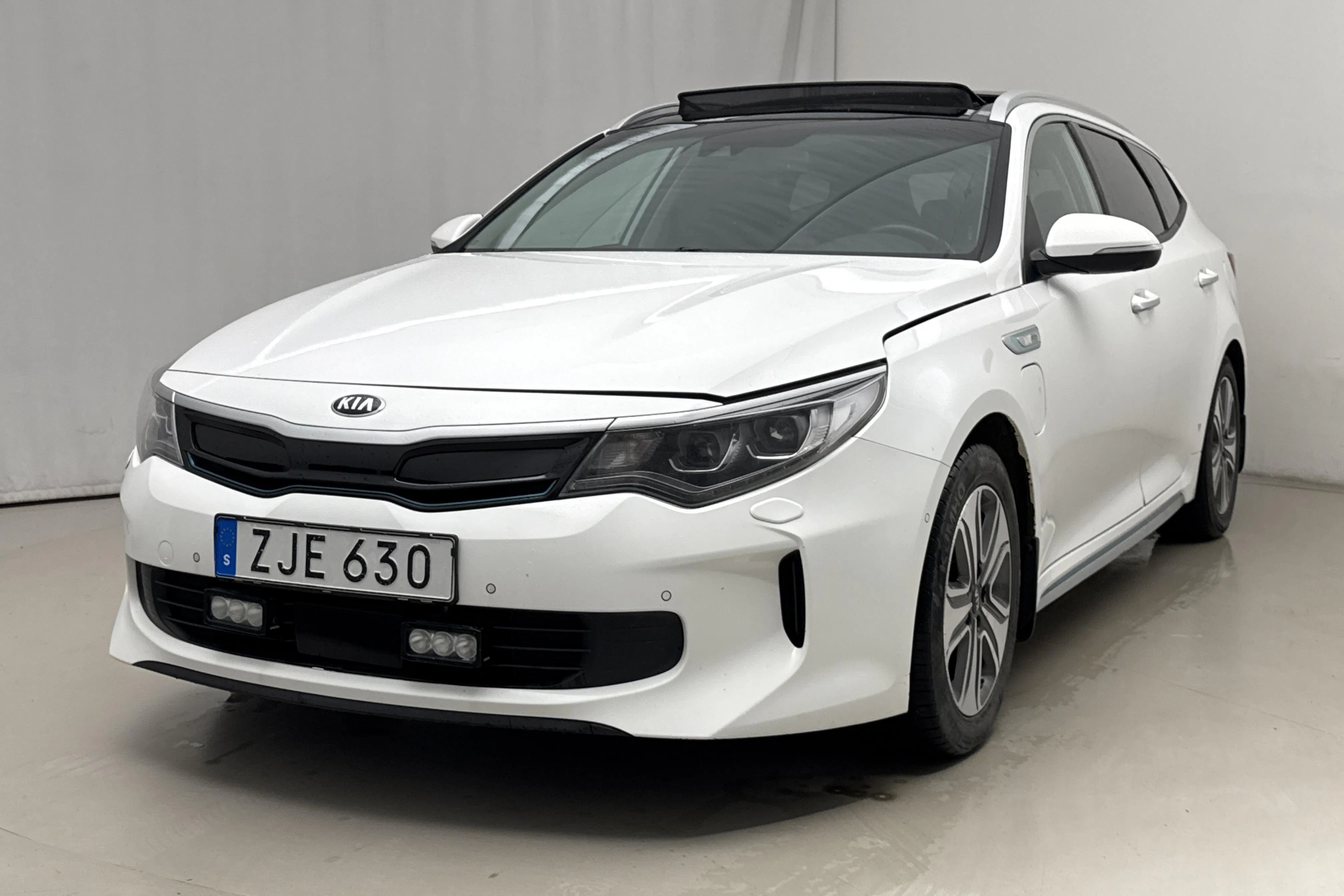 Presentationsfoto 1 av 24: KIA Optima 2.0 GDi Plug-in Hybrid SW (205hk) - 17 480 mil - Automat - vit - 2018