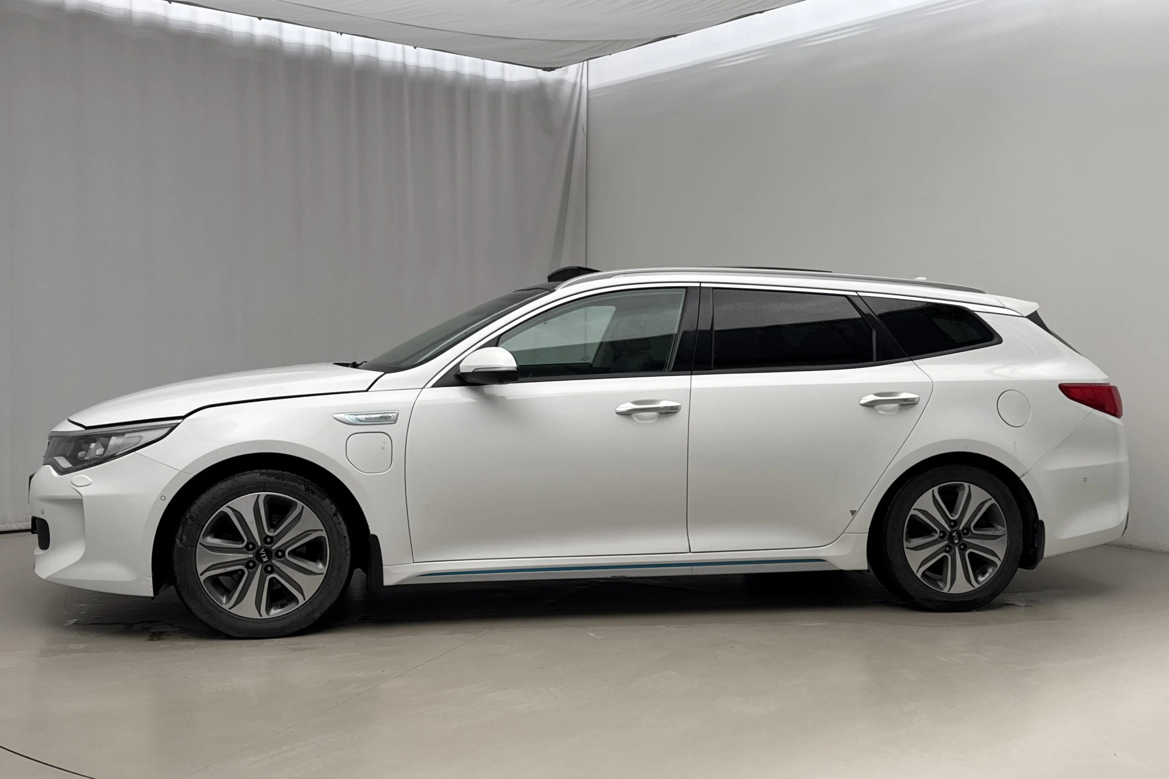 Presentationsfoto 2 av 24: KIA Optima 2.0 GDi Plug-in Hybrid SW (205hk) - 17 480 mil - Automat - vit - 2018