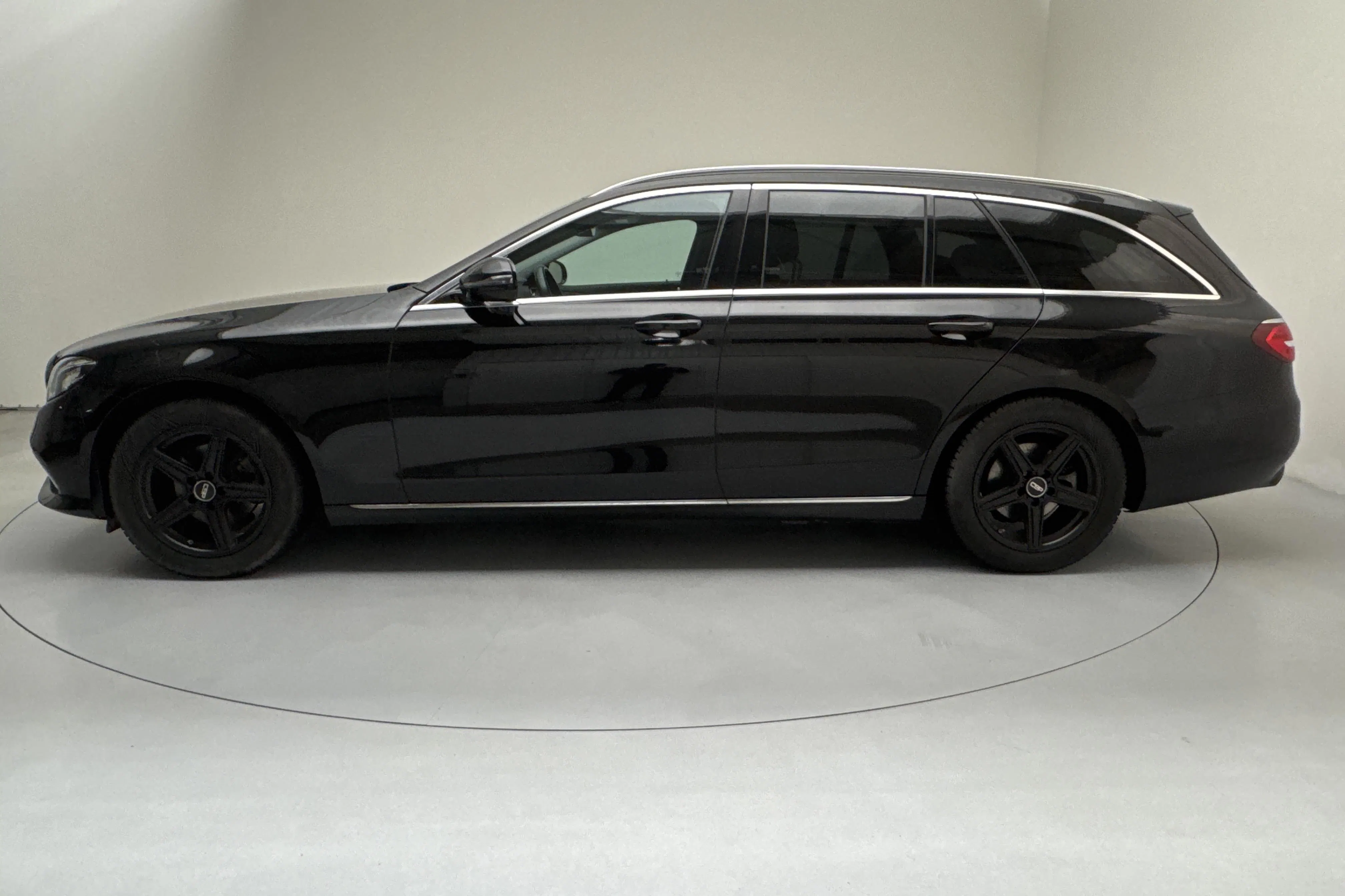 Presentationsfoto 2 av 14: Mercedes E 200 d Kombi S213 (150hk) - 14 466 mil - Automat - svart - 2018