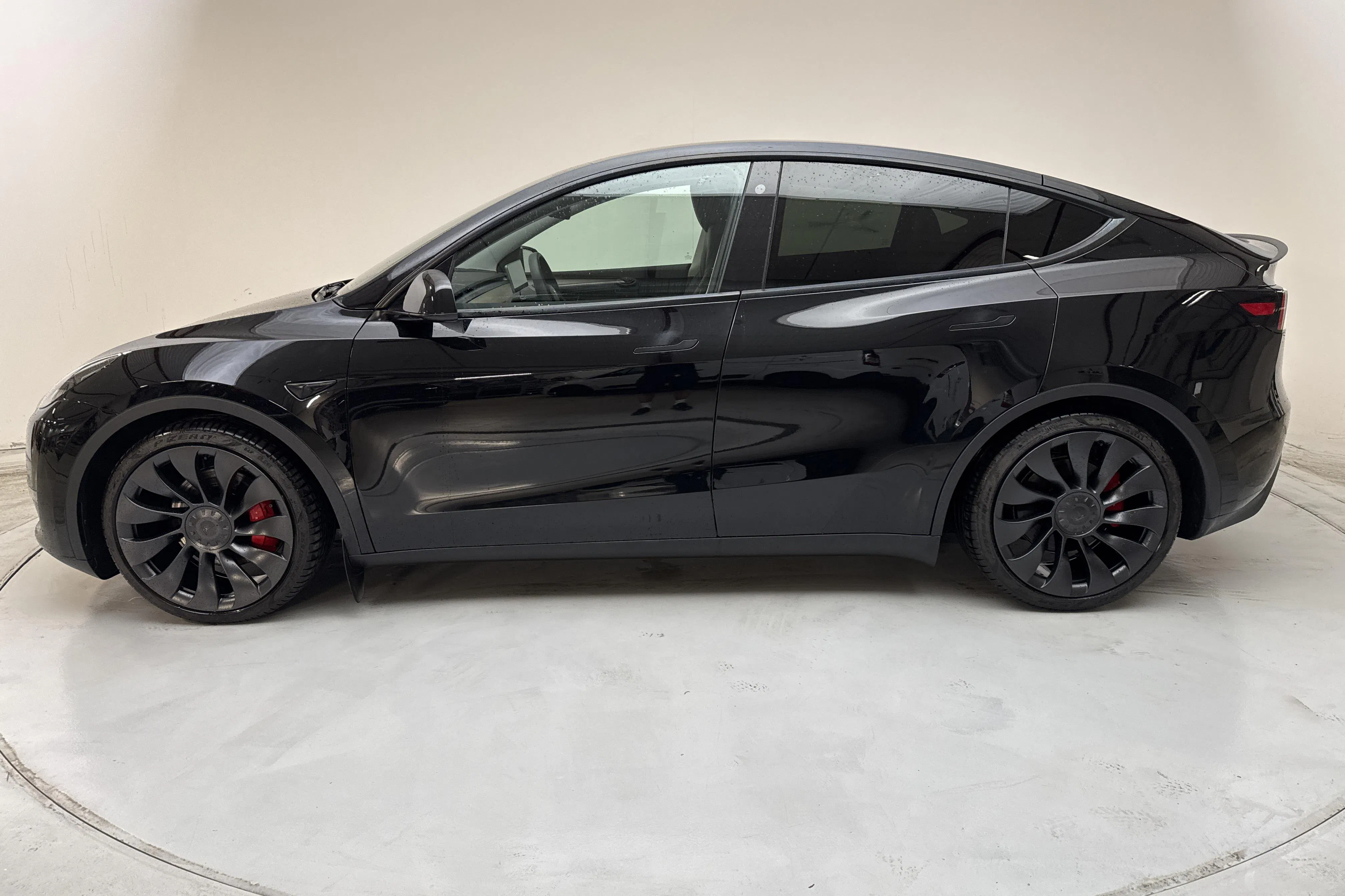 Presentationsfoto 2 av 19: Tesla Model Y Performance Dual Motor AWD - 4 995 mil - Automat - svart - 2023