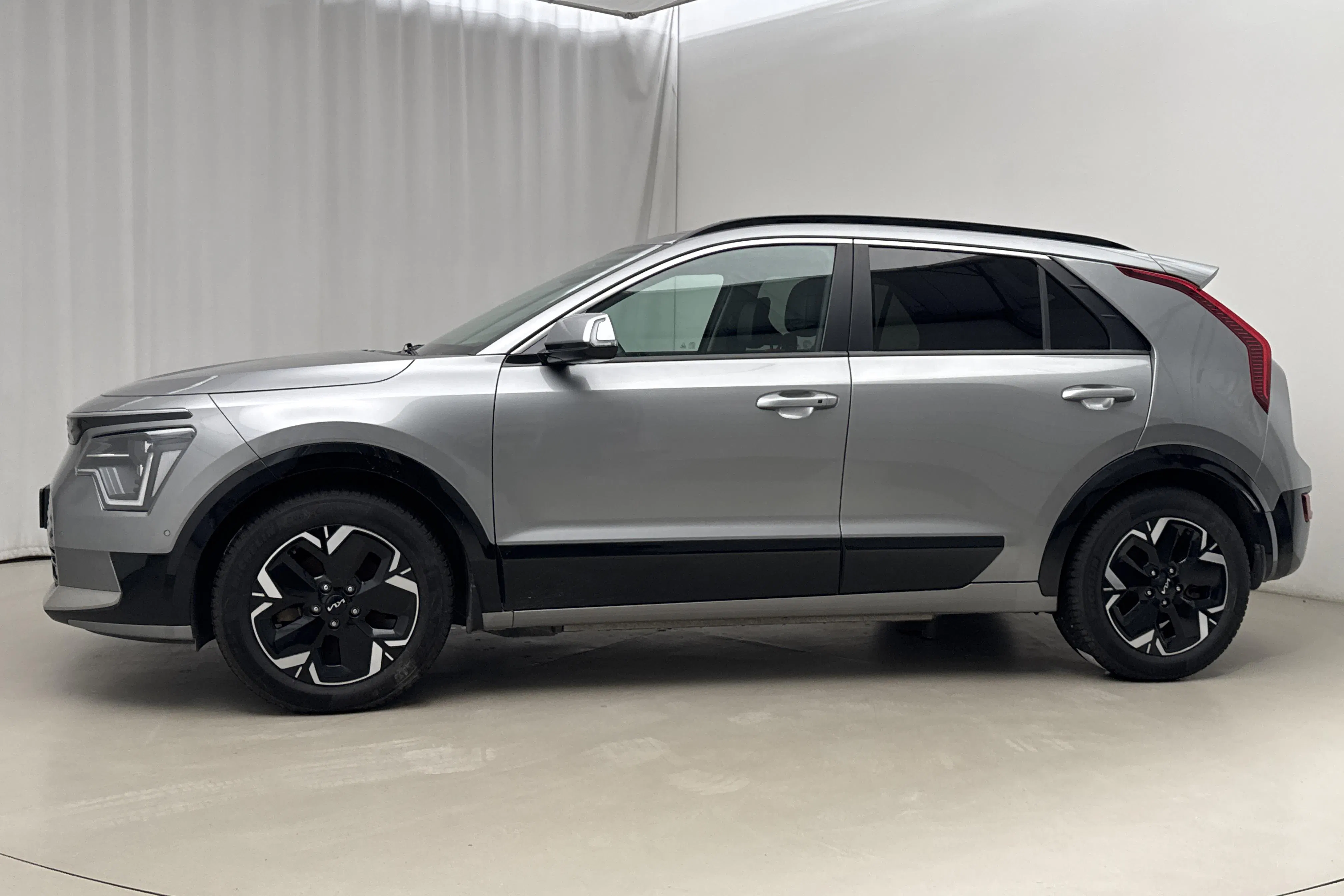 Presentationsfoto 2 av 21: KIA Niro EV 65kWh (204hk) - 7 663 mil - Automat - grå - 2023