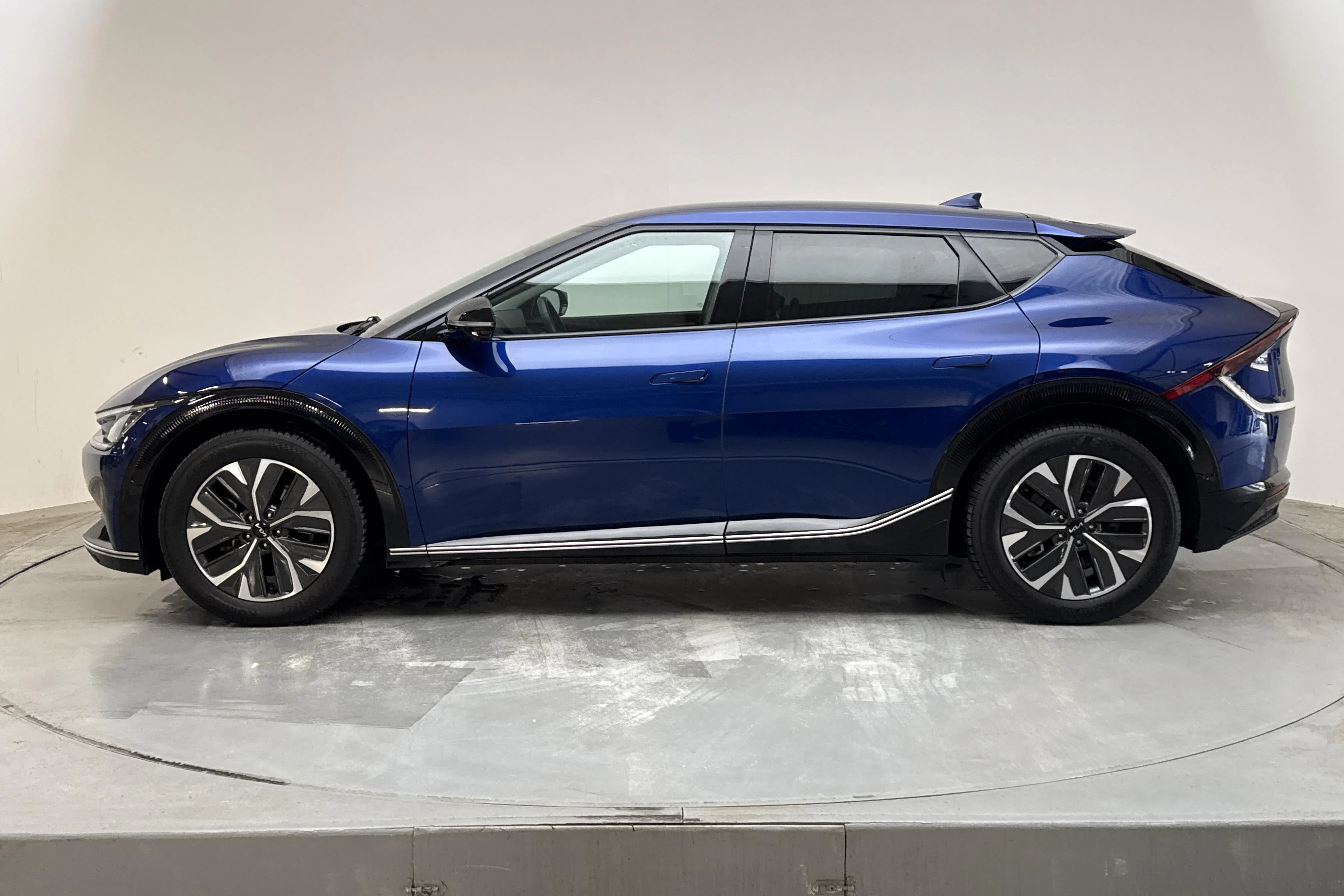 Presentationsfoto 2 av 19: KIA EV6 AWD (325hk) - 4 956 mil - Automat - blå - 2023