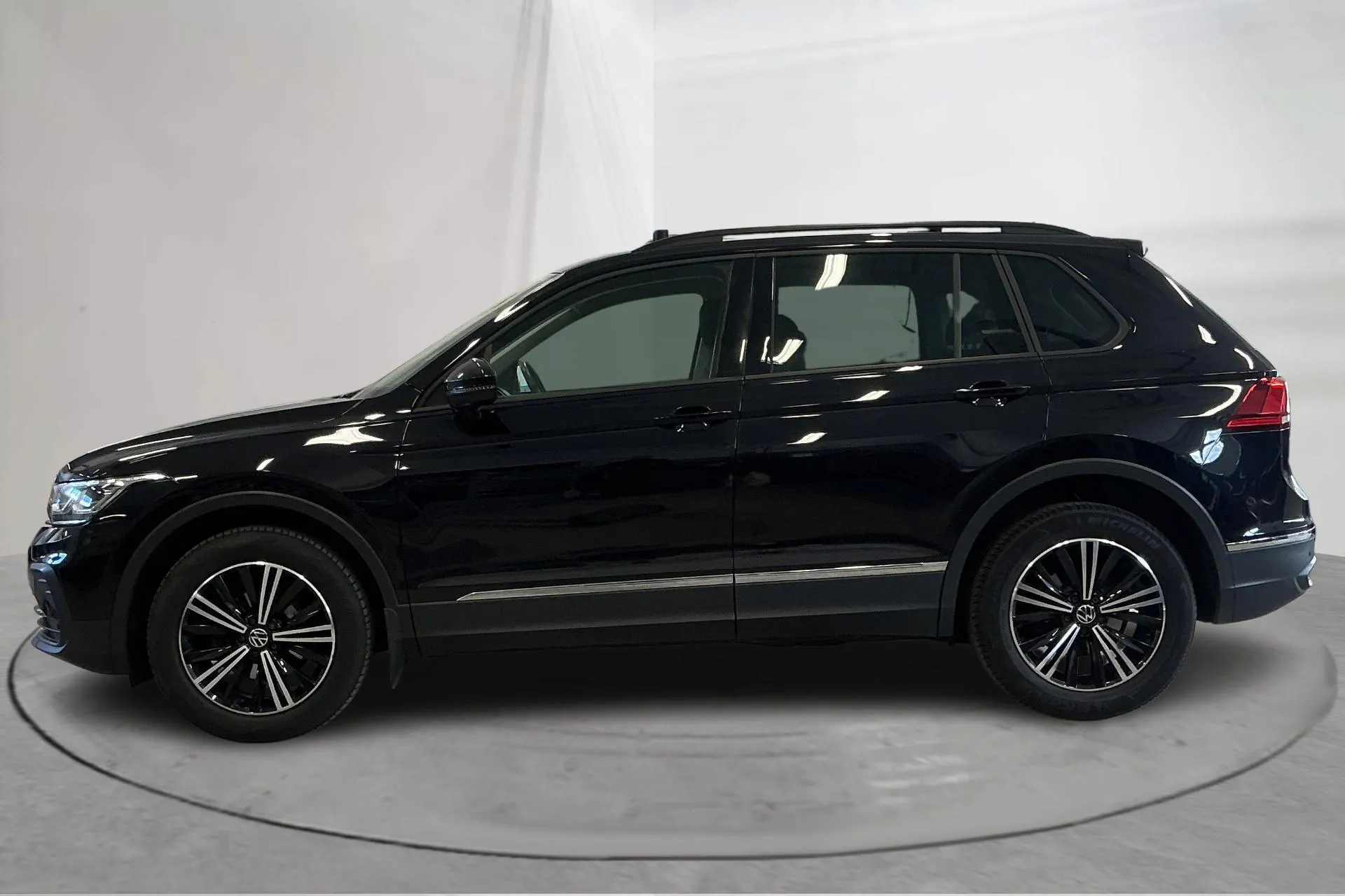 Presentationsfoto 2 av 17: VW Tiguan 2.0 TDI 4MOTION (150hk) - 9 372 mil - Automat - svart - 2023