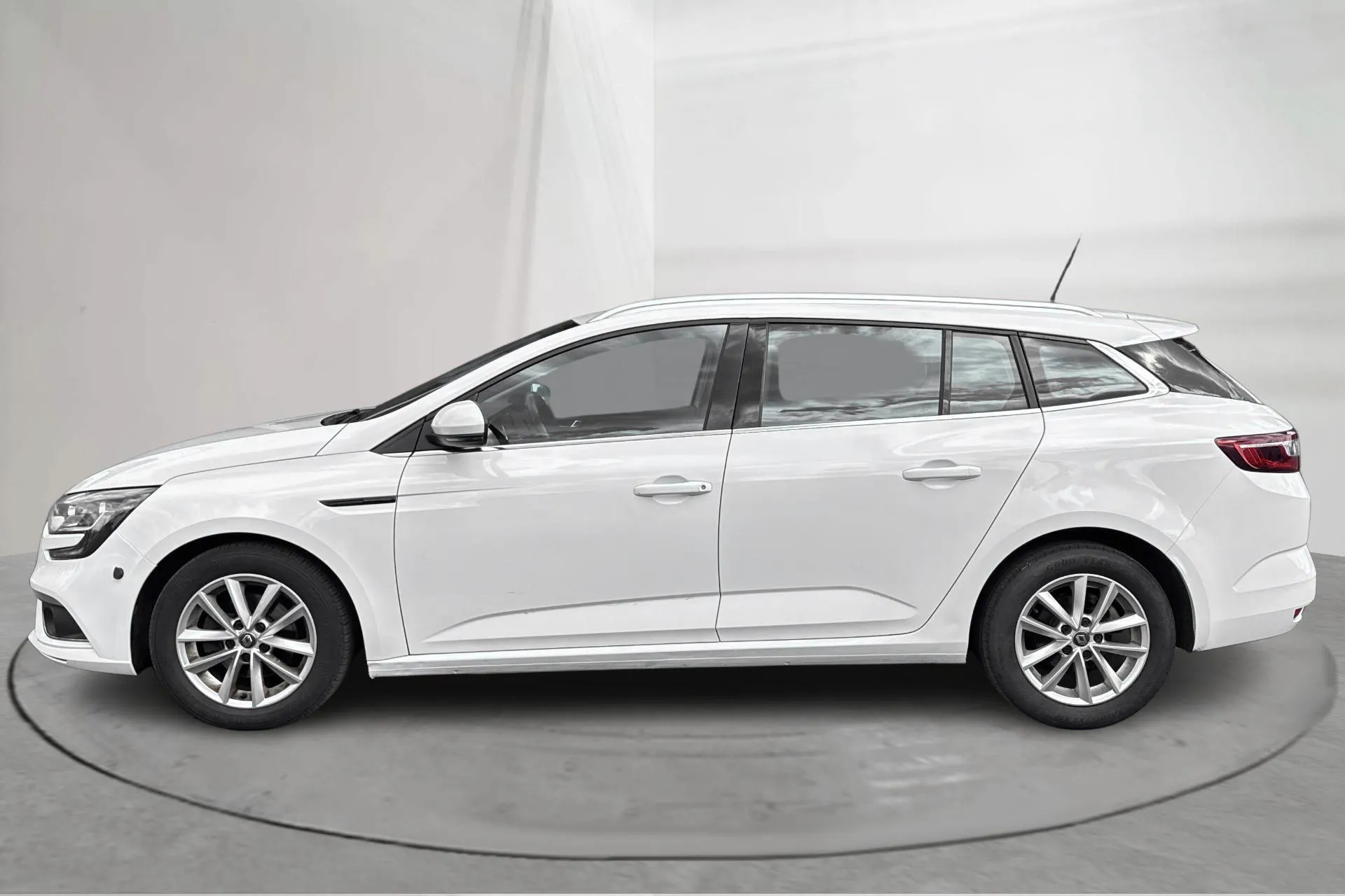 Presentation photo 2 of 14: Renault Mégane 1.5 dCi Sport Tourer (115hk) - 159 030 km - Automatic - white - 2019
