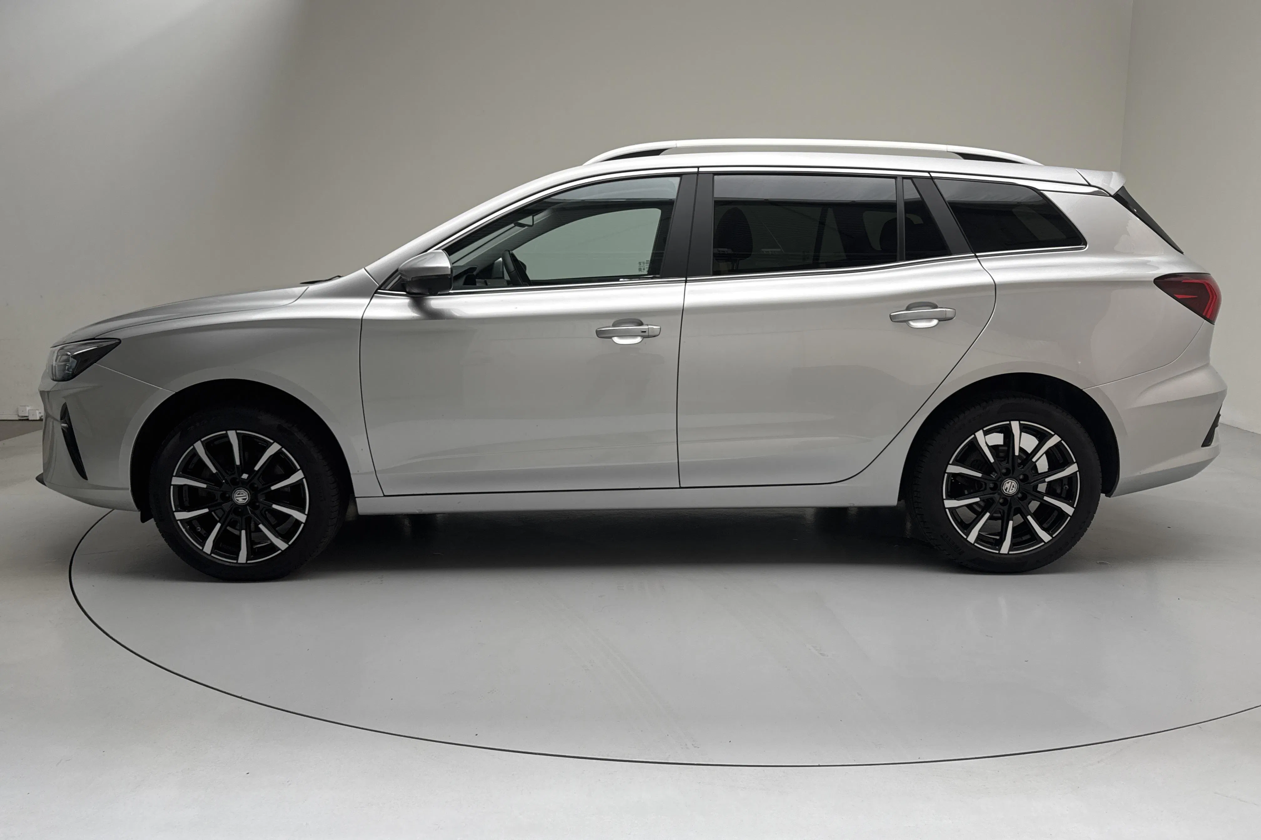 Presentationsfoto 2 av 17: MG MG5 Long Range 61kWh (177hk) - 8 862 mil - Automat - grå - 2023