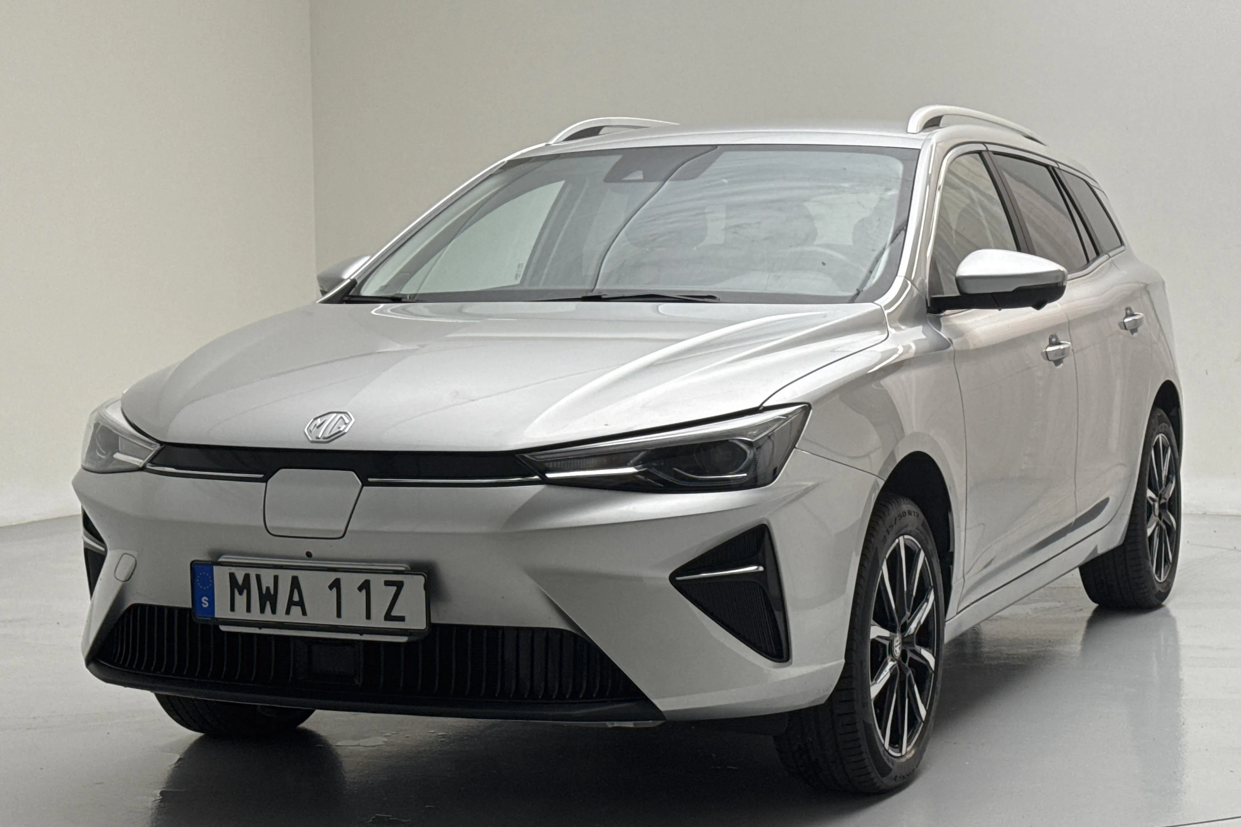 Presentationsfoto 1 av 17: MG MG5 Long Range 61kWh (177hk) - 8 862 mil - Automat - grå - 2023