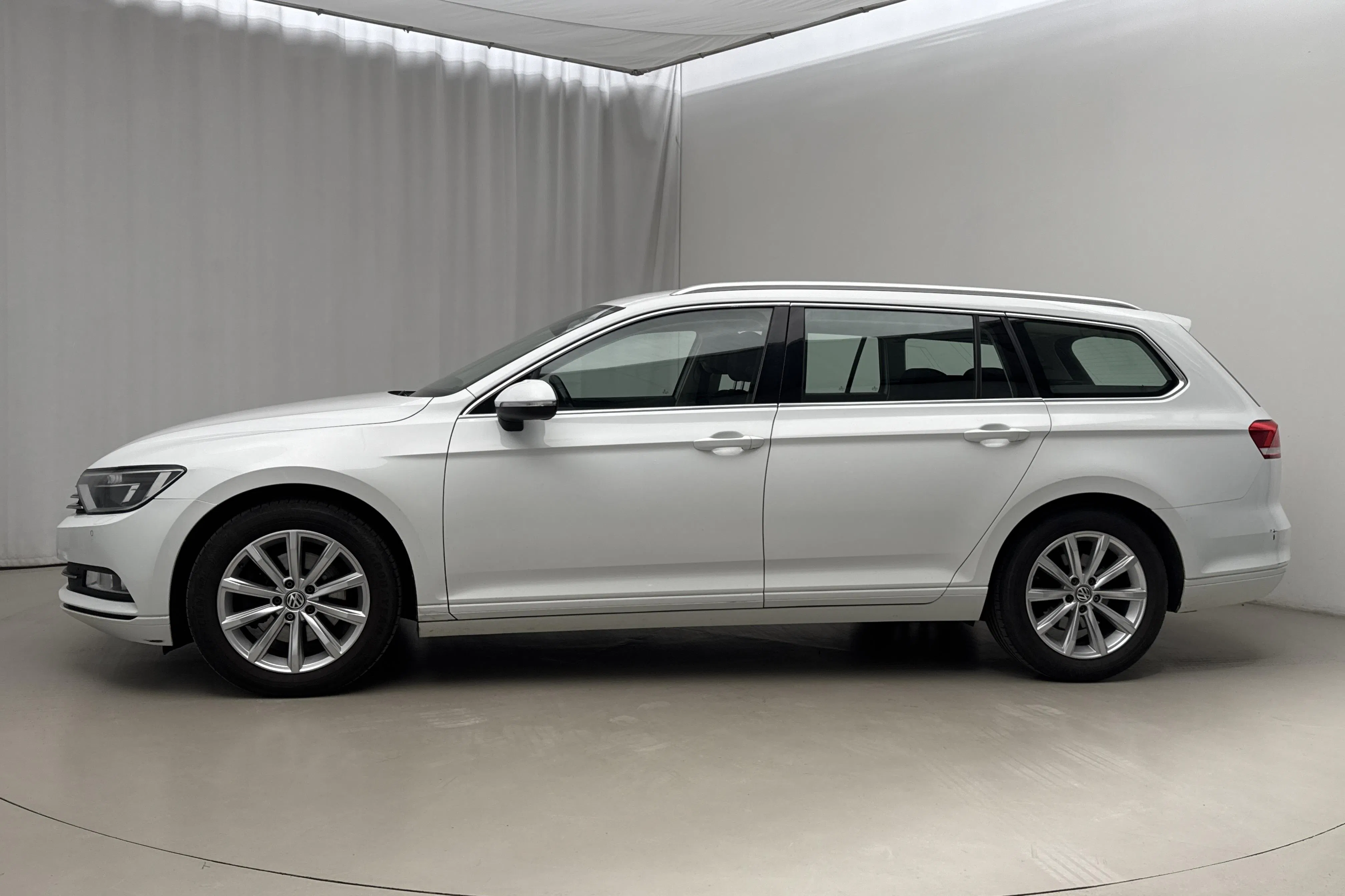 Presentationsfoto 2 av 18: VW Passat 1.4 TSI Sportscombi (150hk) - 18 052 mil - Manuell - vit - 2016
