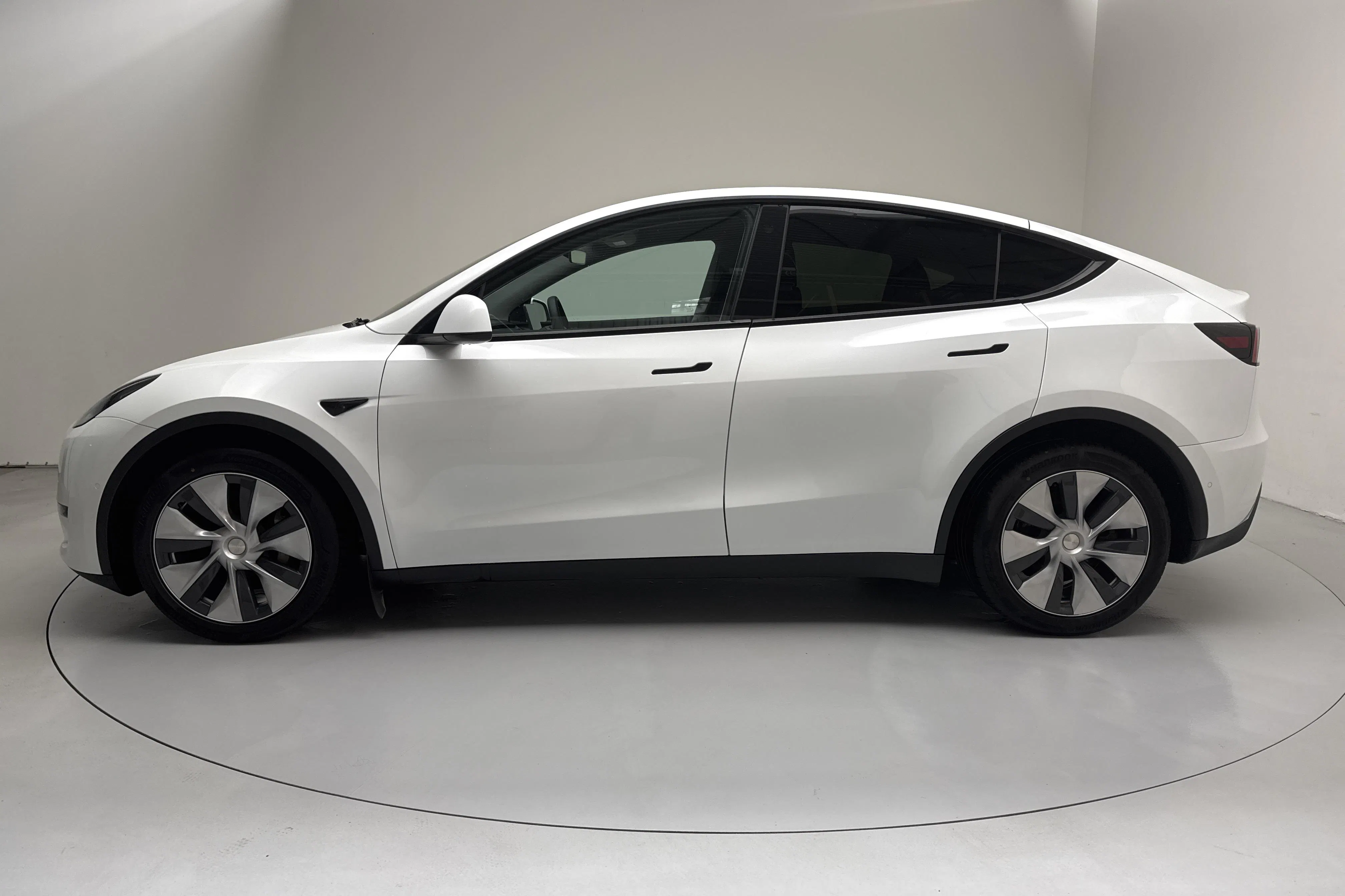Presentationsfoto 2 av 17: Tesla Model Y Long Range Dual Motor AWD - 12 991 mil - Automat - vit - 2021