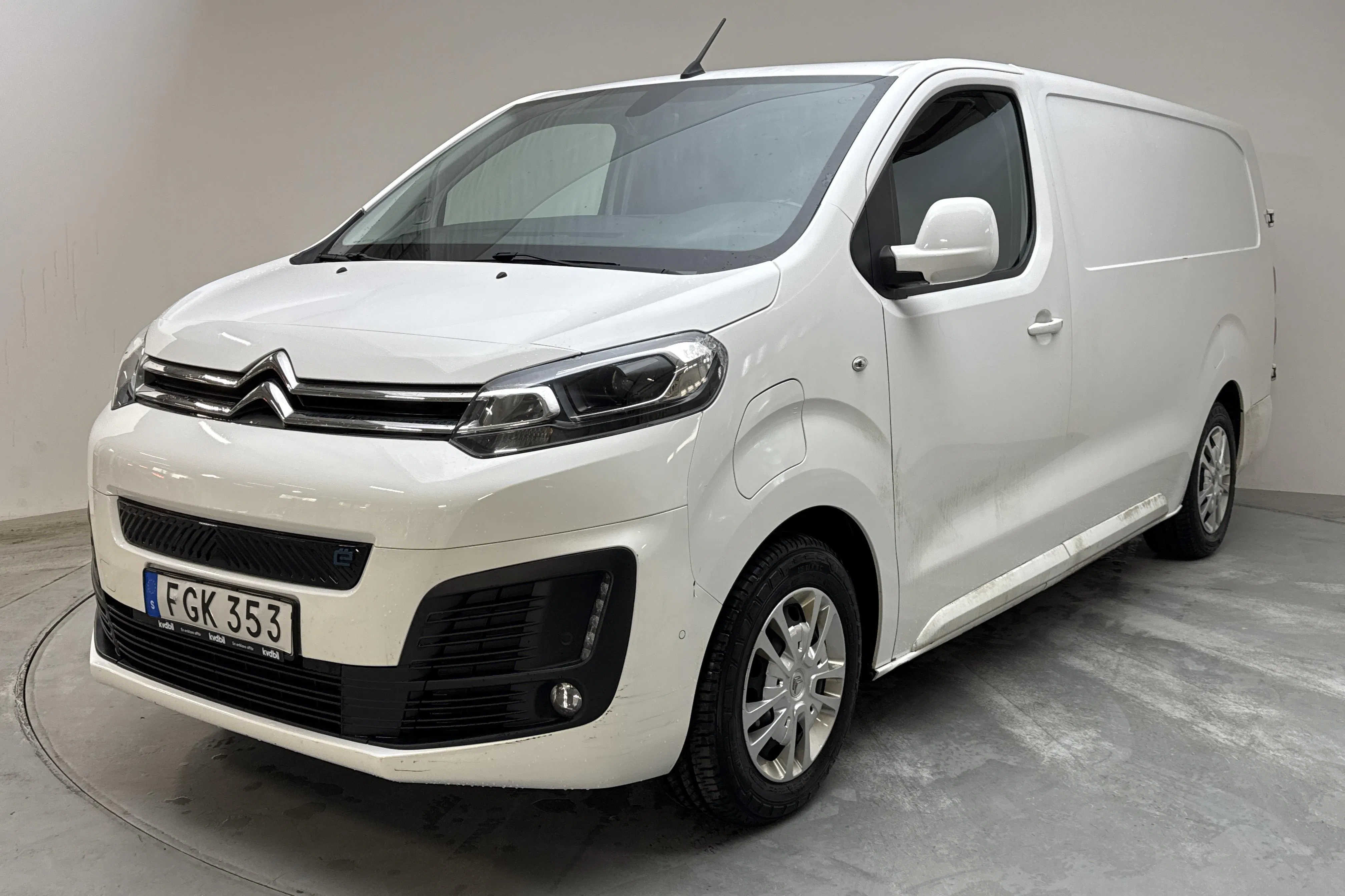 Presentation photo 1 of 14: Citroën e-Jumpy IV 75kWh Skåp (136hk) - 70 480 km - Automatic - white - 2021