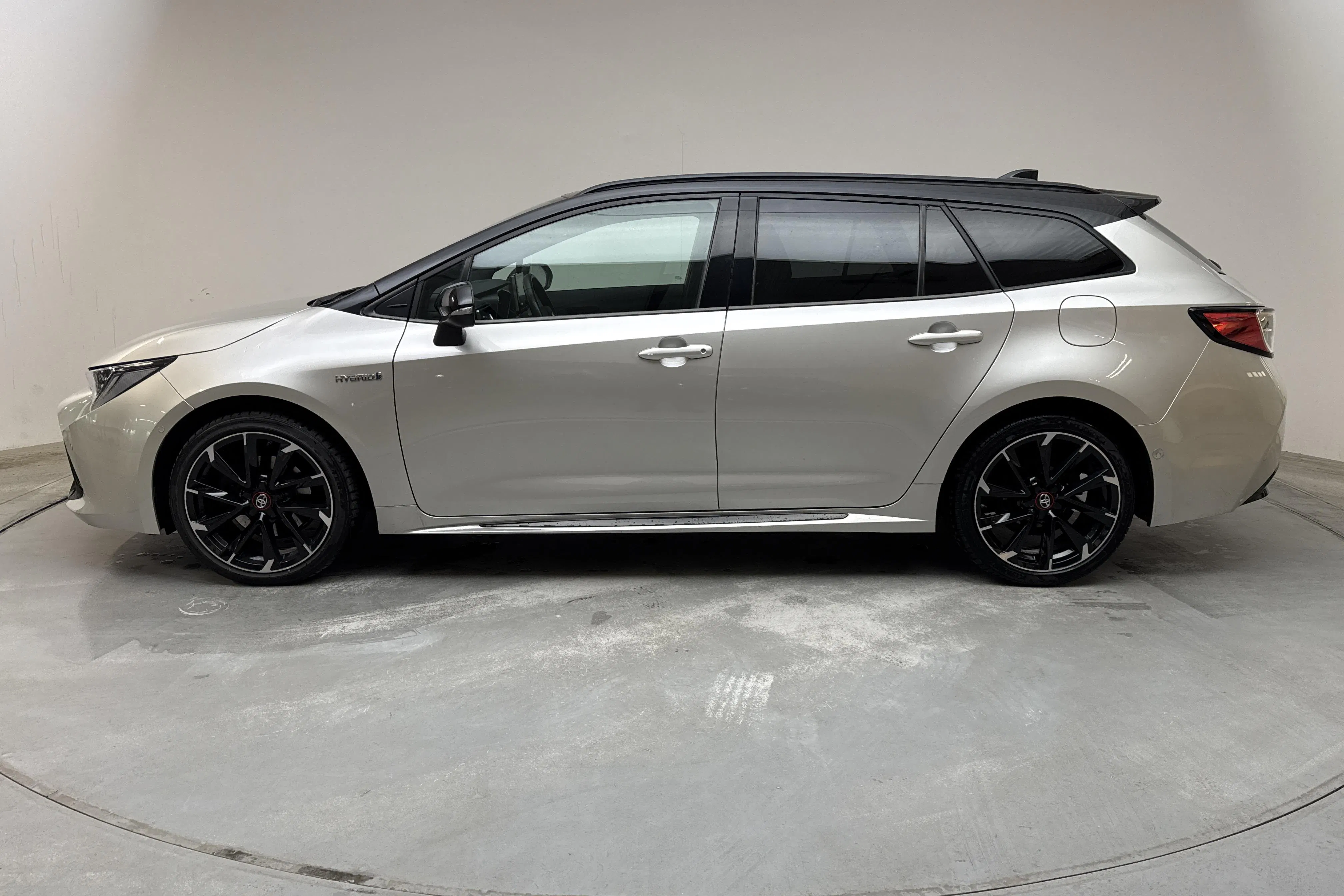 Presentationsfoto 2 av 14: Toyota Corolla 2.0 Hybrid Touring Sports (184hk) - 5 723 mil - Automat - silver - 2020