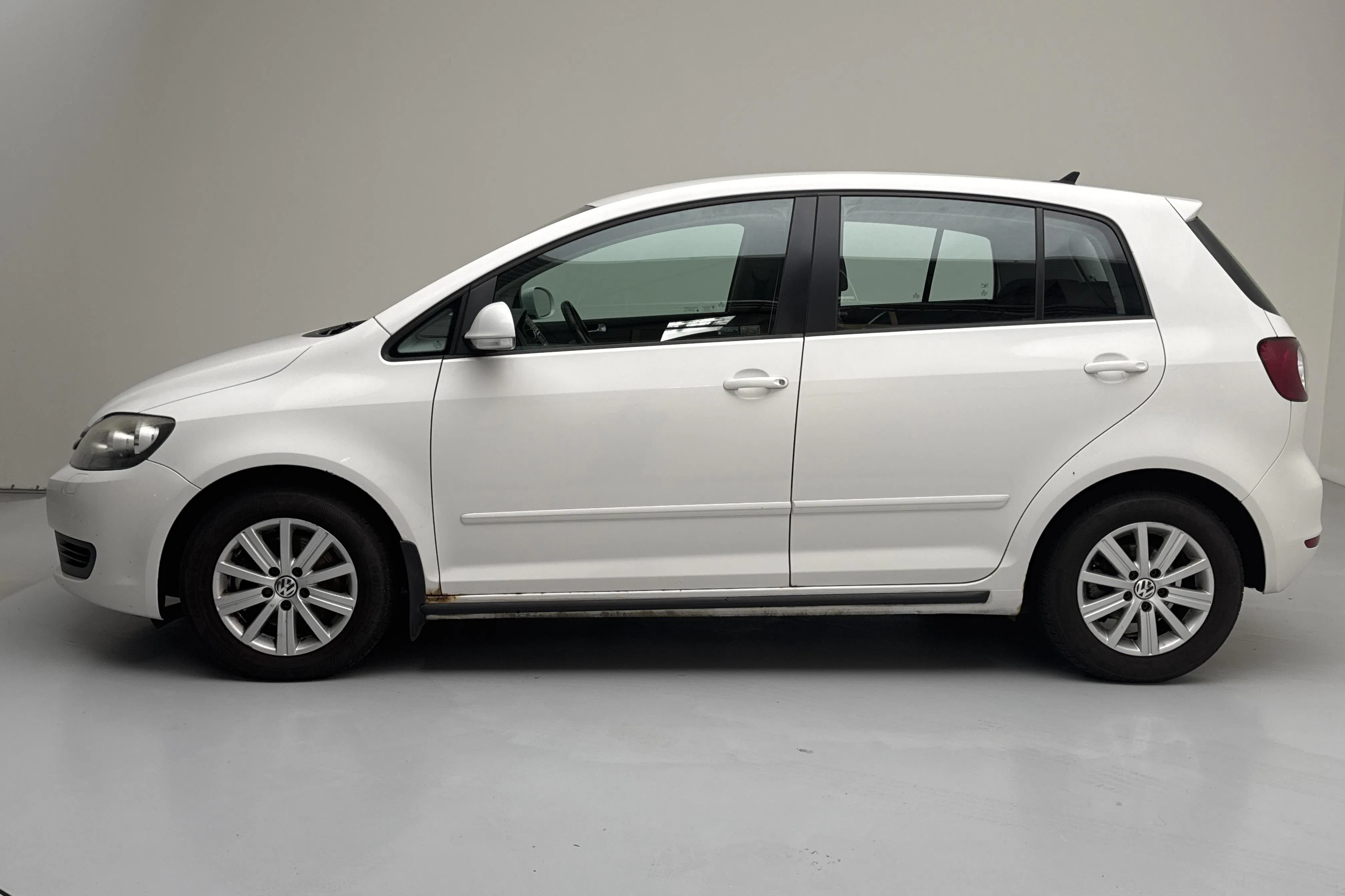 Presentationsfoto 2 av 11: VW Golf VI 1.6 TDI BlueMotion Technology Plus (105hk) - 18 537 mil - Manuell - vit - 2011