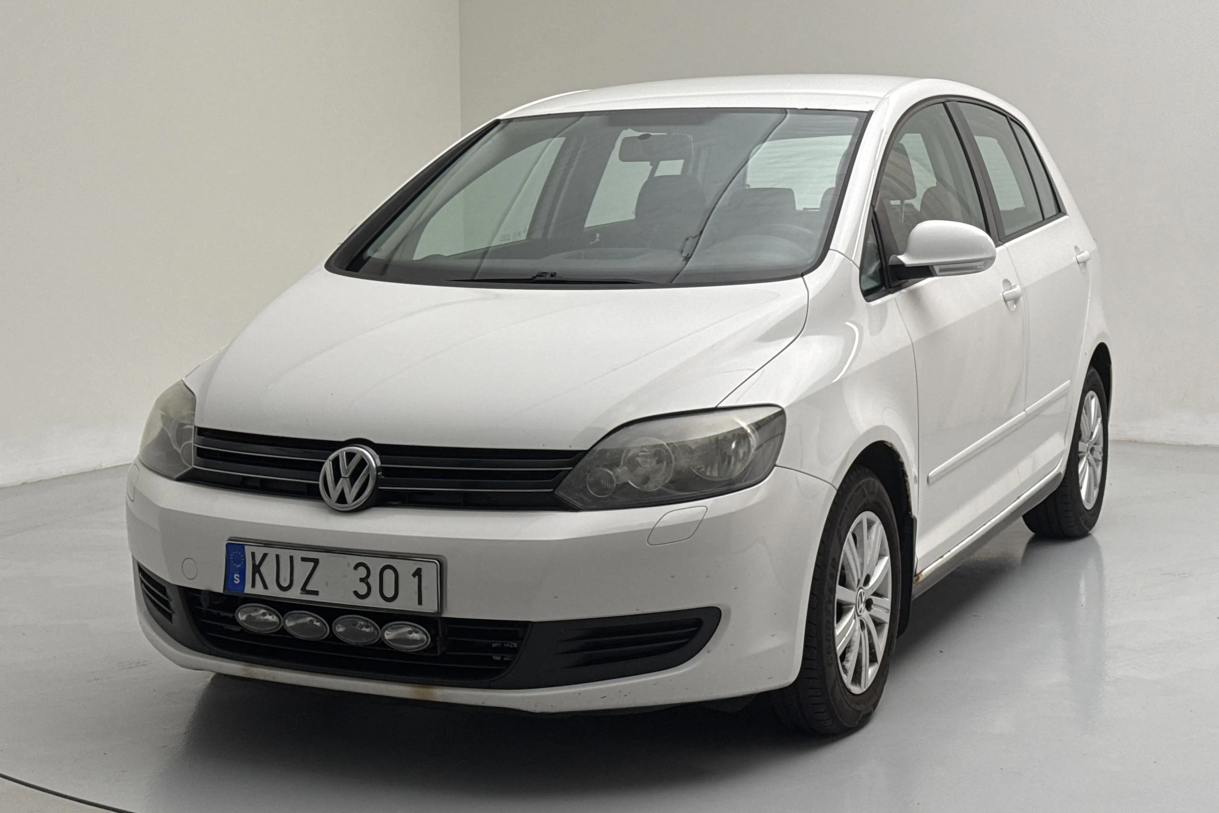 Presentationsfoto 1 av 11: VW Golf VI 1.6 TDI BlueMotion Technology Plus (105hk) - 18 537 mil - Manuell - vit - 2011