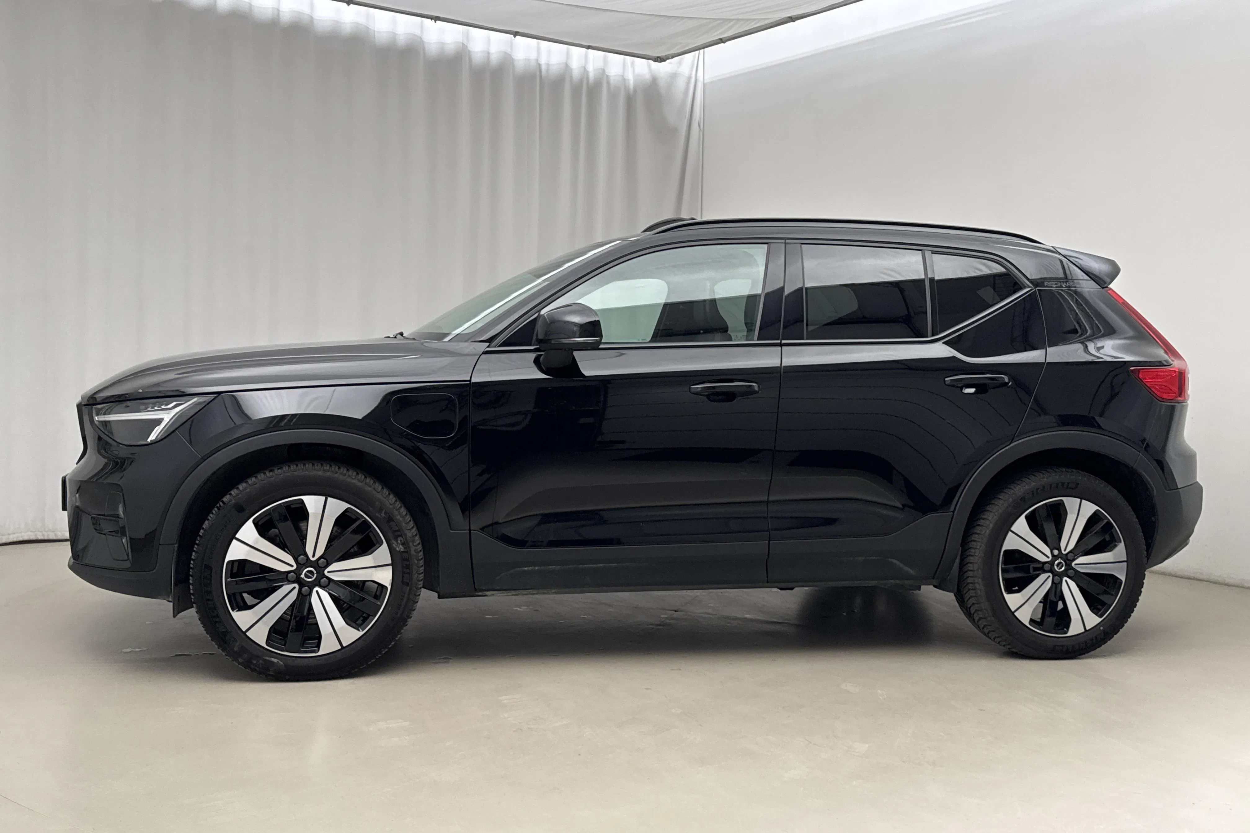 Presentationsfoto 2 av 25: Volvo XC40 T5 2WD Twin Engine (262hk) - 6 976 mil - Automat - svart - 2023