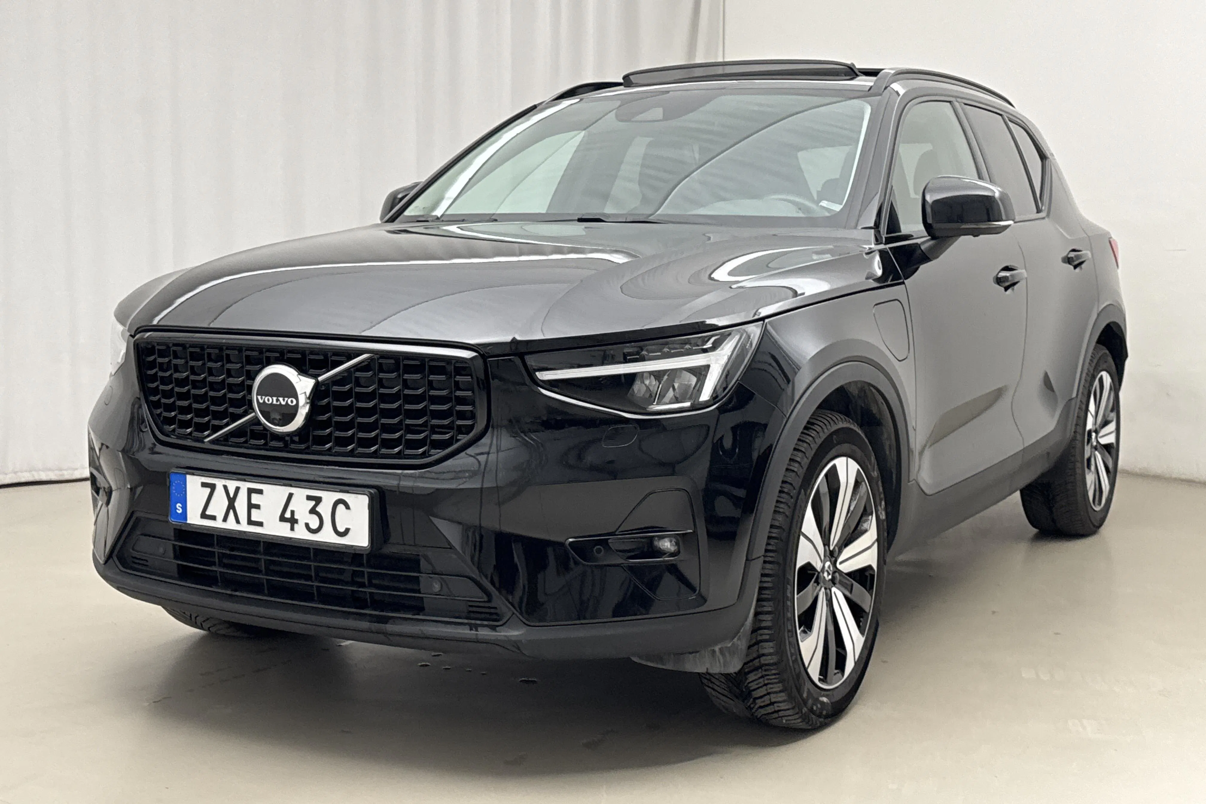 Presentationsfoto 1 av 25: Volvo XC40 T5 2WD Twin Engine (262hk) - 6 976 mil - Automat - svart - 2023