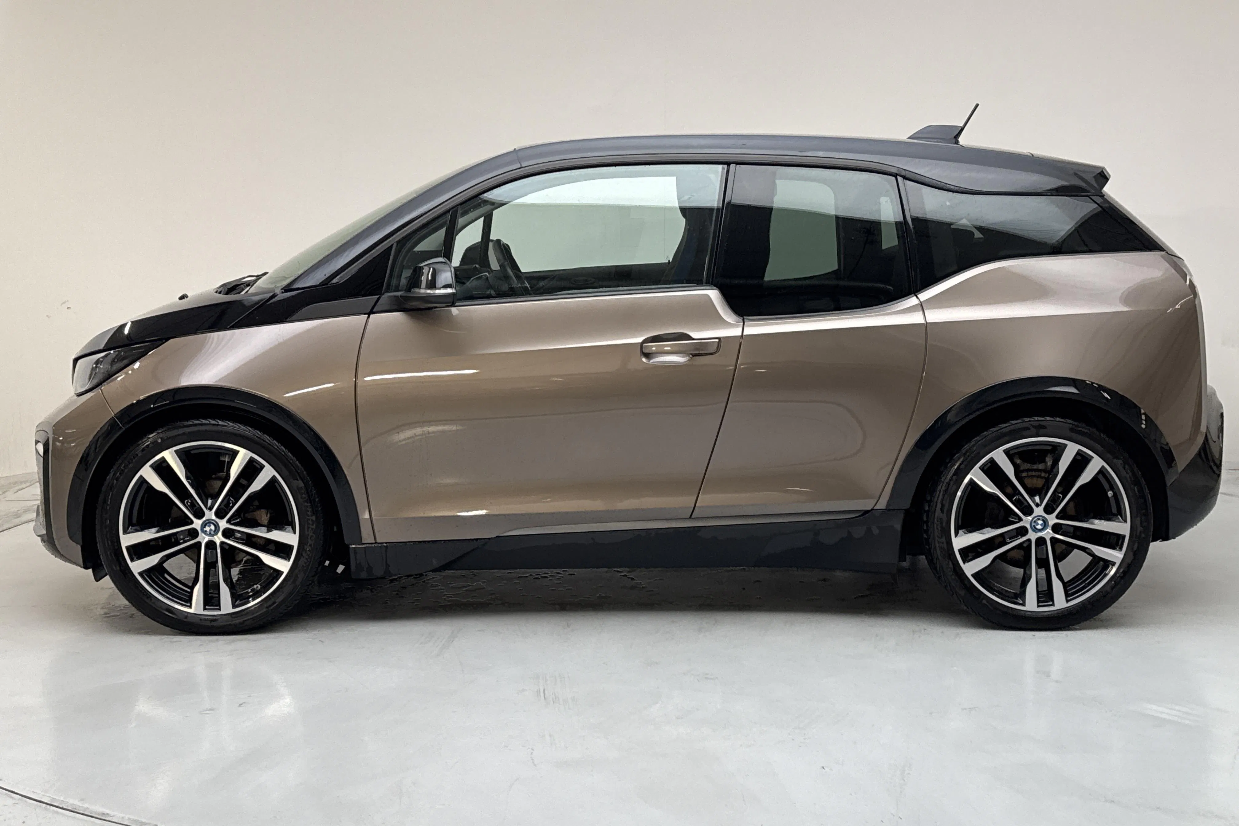 Presentationsfoto 2 av 16: BMW i3s 120Ah, I01 (184hk) - 8 208 mil - Automat - Ljusbrun - 2019