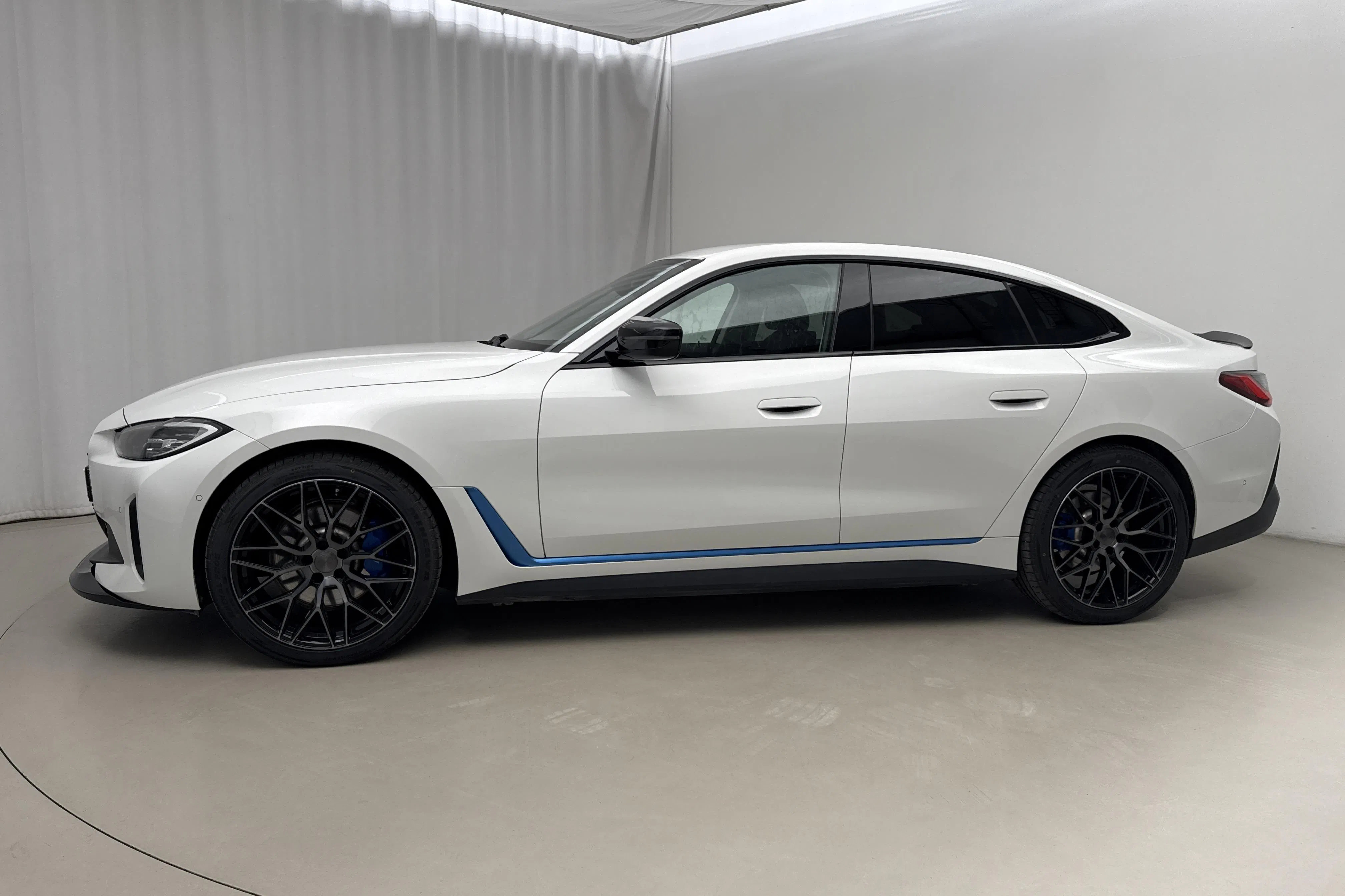Presentationsfoto 2 av 28: BMW i4 eDrive40, G26 (340hk) - 18 052 mil - Automat - vit - 2024