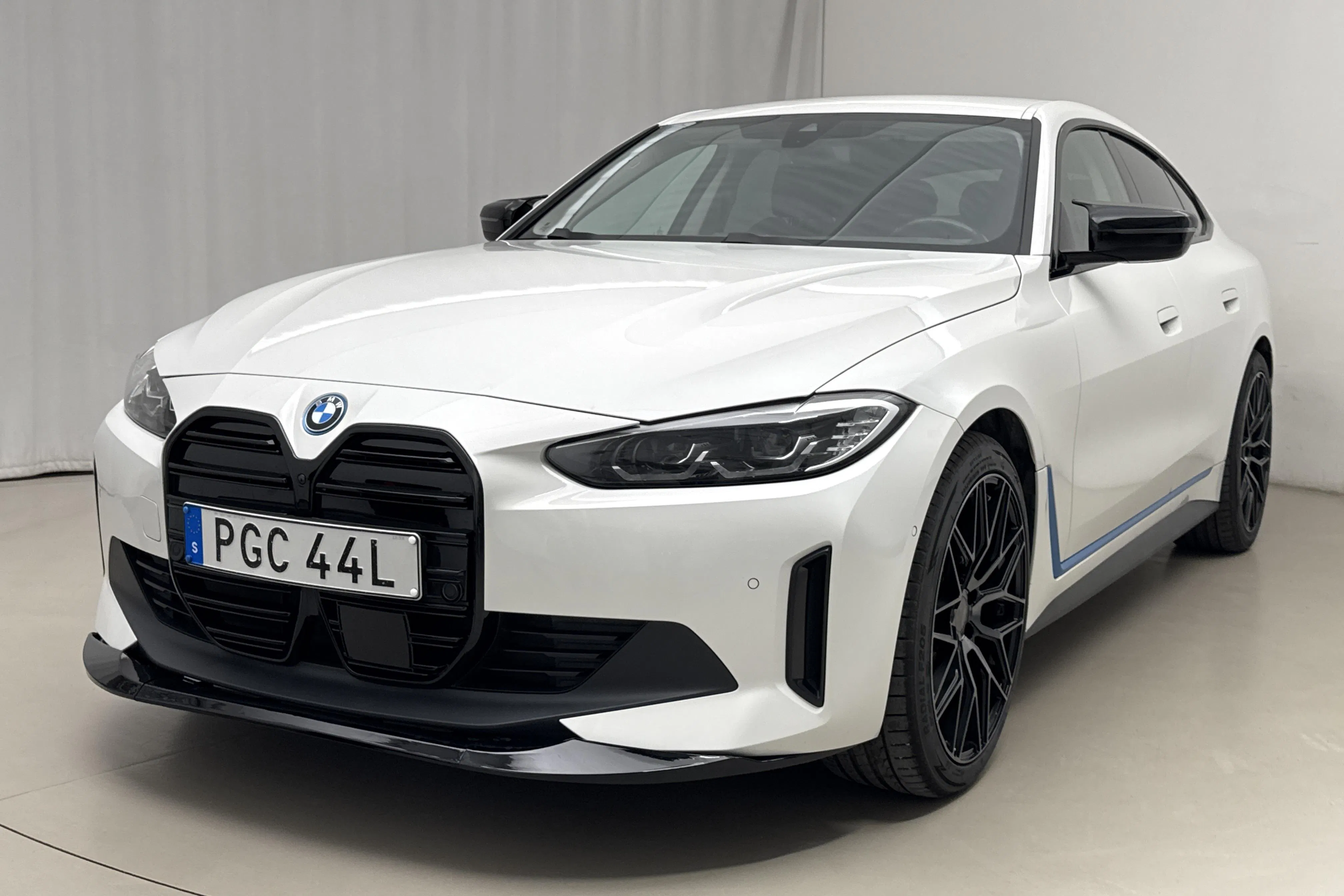 Presentationsfoto 1 av 28: BMW i4 eDrive40, G26 (340hk) - 18 052 mil - Automat - vit - 2024