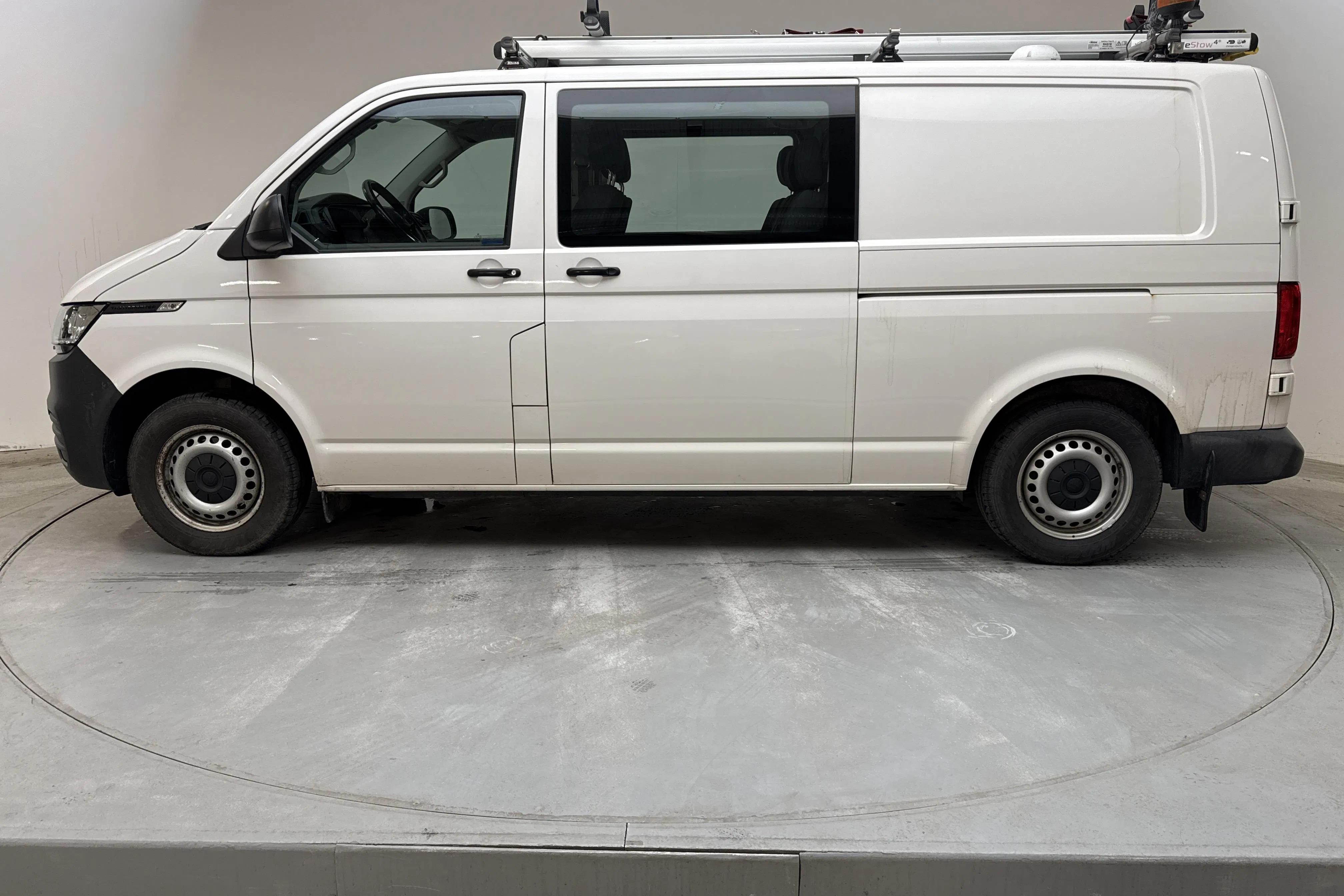 Presentationsfoto 2 av 13: VW Transporter T6 2.0 TDI BMT Skåp 4MOTION (150hk) - 16 397 mil - Manuell - vit - 2020