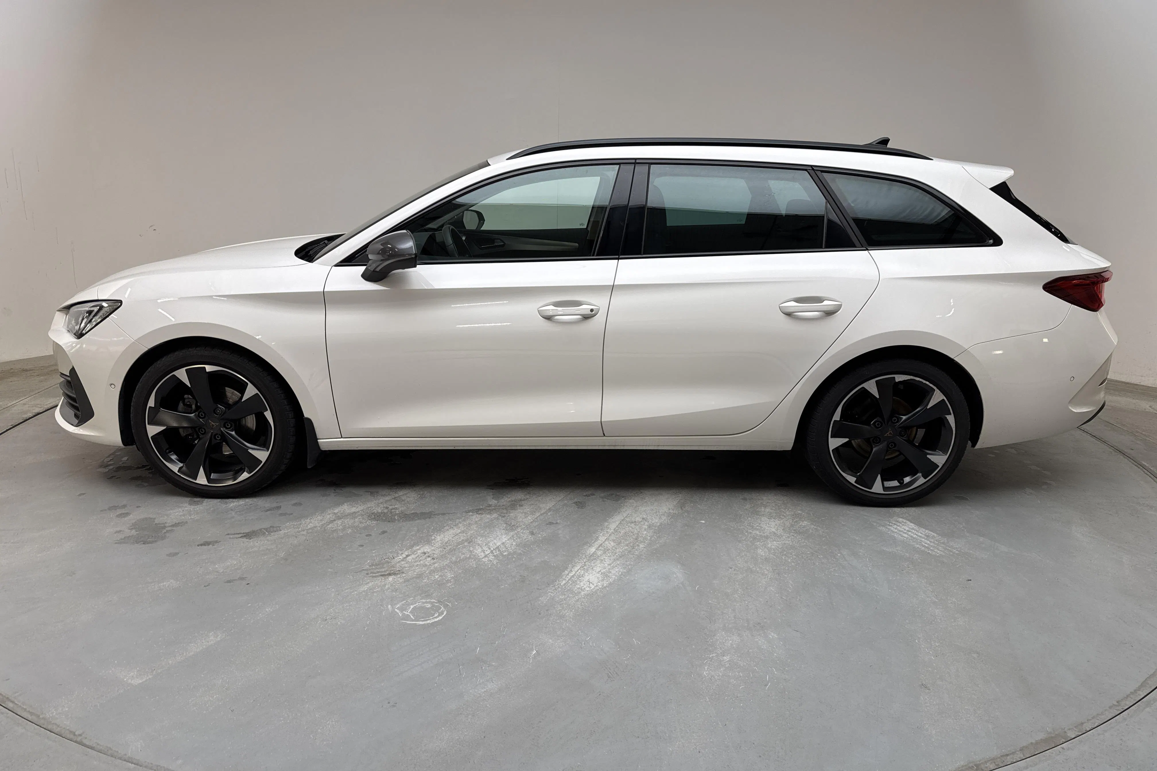 Presentationsfoto 2 av 14: Cupra Leon 1.5 eTSI 5dr (150hk) - 6 565 mil - Automat - vit - 2023