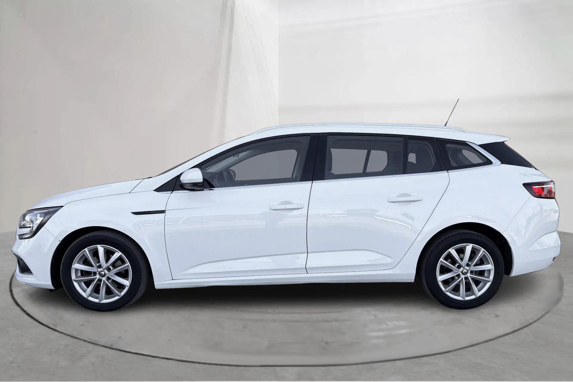 Presentation photo 2 of 14: Renault Mégane 1.5 dCi Sport Tourer (115hk) - 154 910 km - Automatic - white - 2019