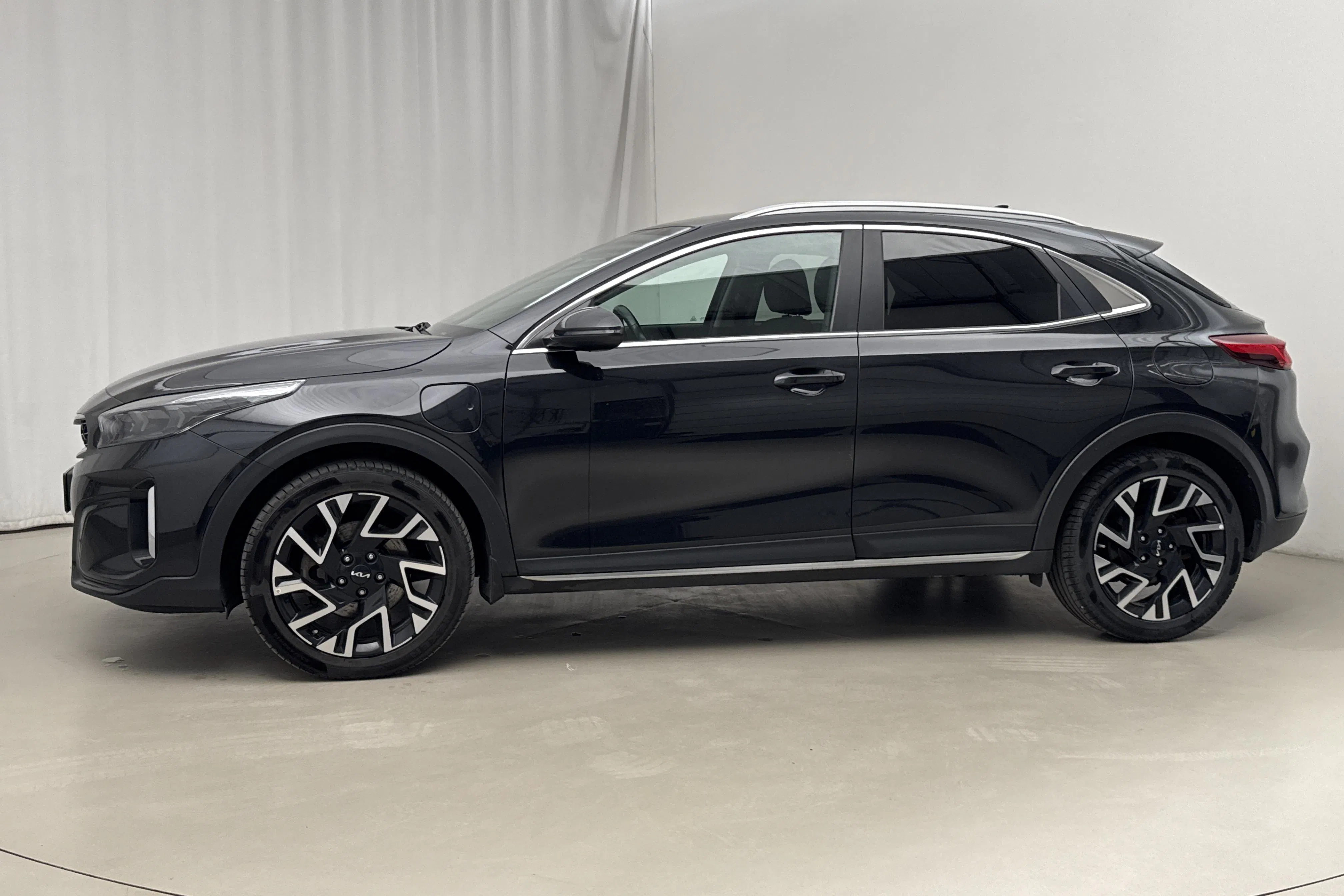 Presentationsfoto 2 av 21: KIA XCeed 1.6 Plug-in Hybrid 5dr (141hk) - 10 028 mil - Automat - svart - 2023