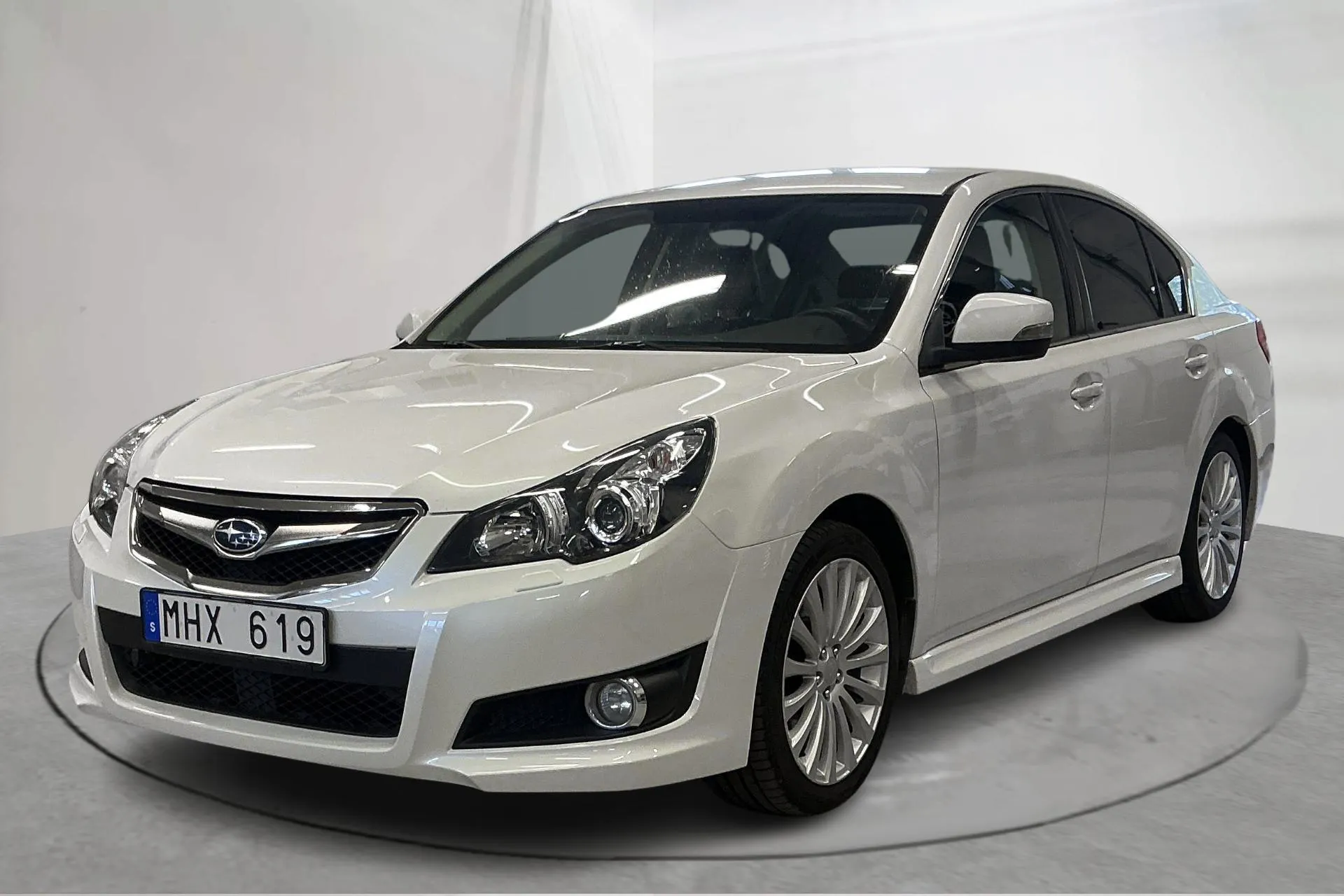 Presentationsfoto 1 av 14: Subaru Legacy 2.5i Sedan (167hk) - 20 742 mil - Automat - vit - 2012