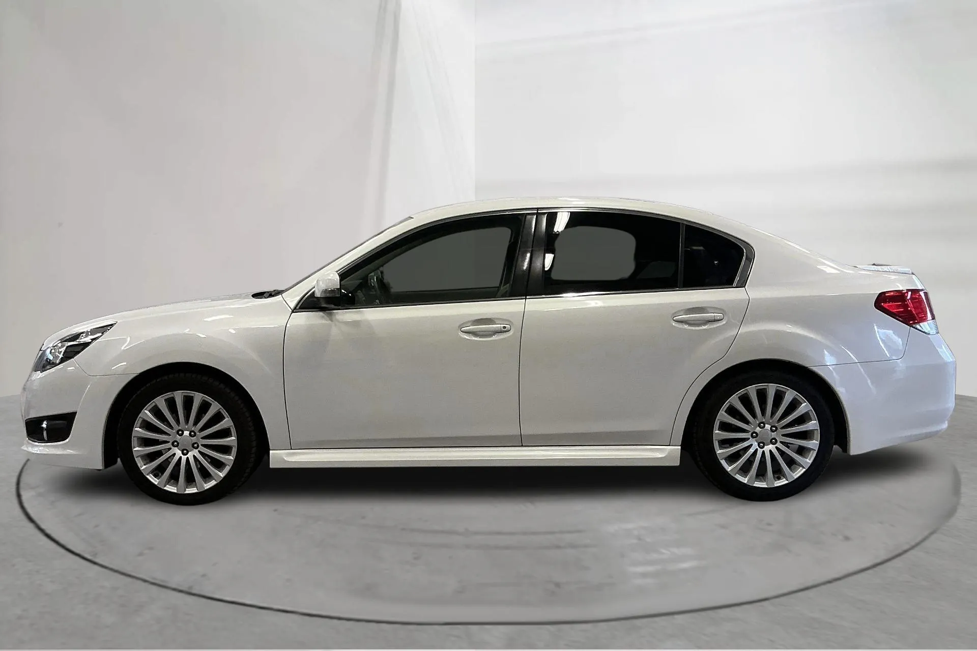 Presentationsfoto 2 av 14: Subaru Legacy 2.5i Sedan (167hk) - 20 742 mil - Automat - vit - 2012