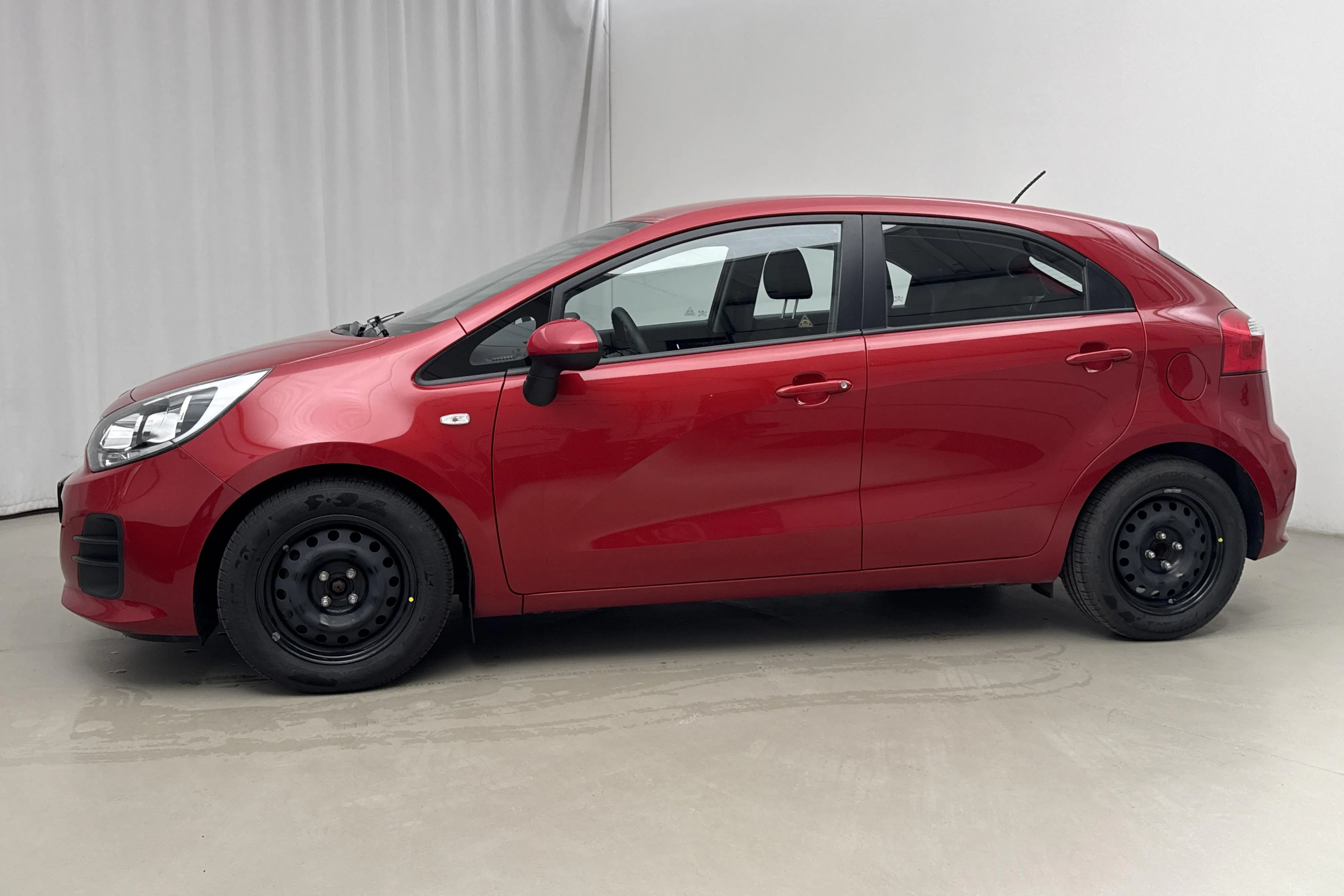 Presentationsfoto 2 av 15: KIA Rio 1.2 (85hk) - 8 201 mil - Manuell - röd - 2016