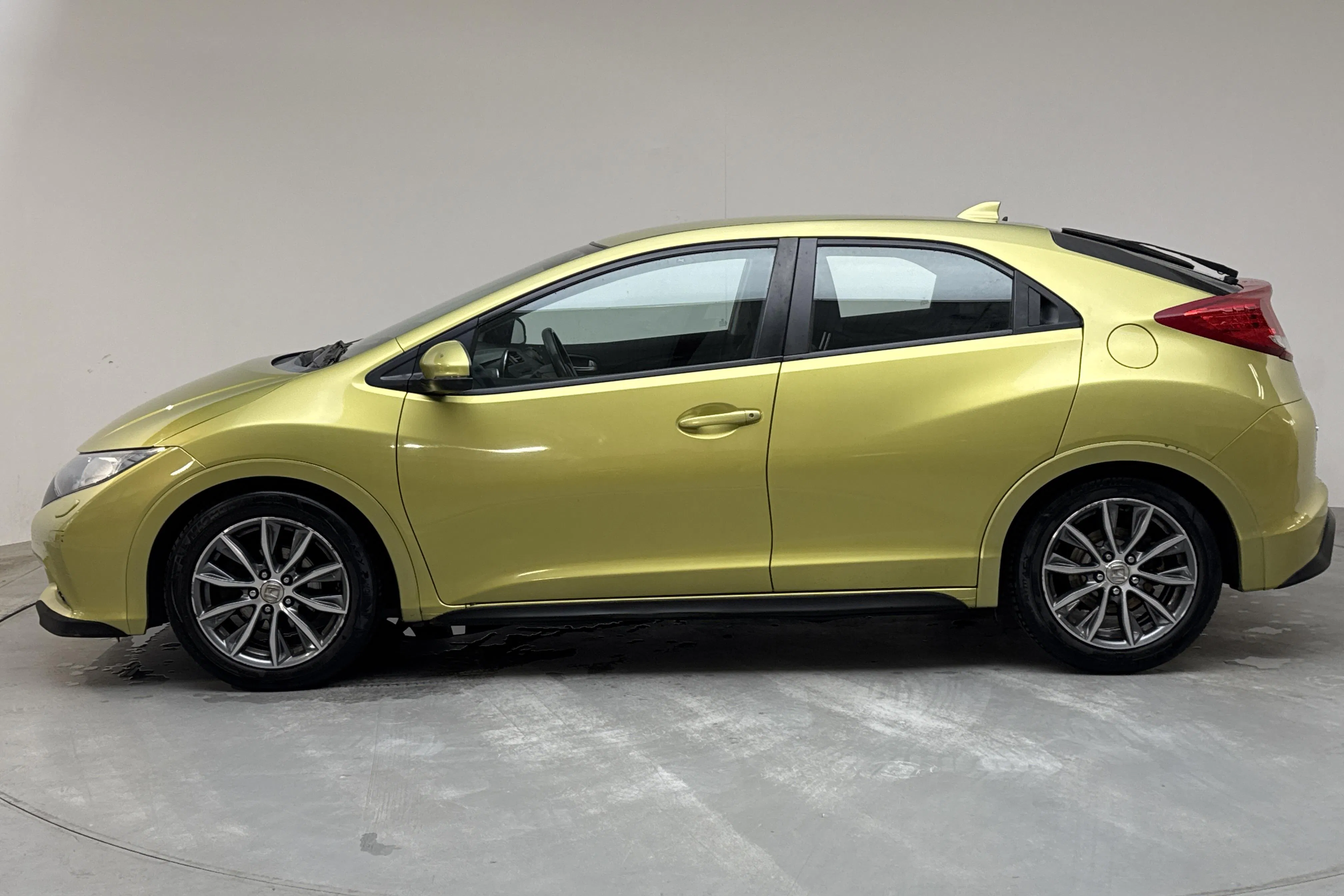 Presentationsfoto 2 av 13: Honda Civic 1.8 i-VTEC 5dr (142hk) - 20 803 mil - Manuell - grön - 2012