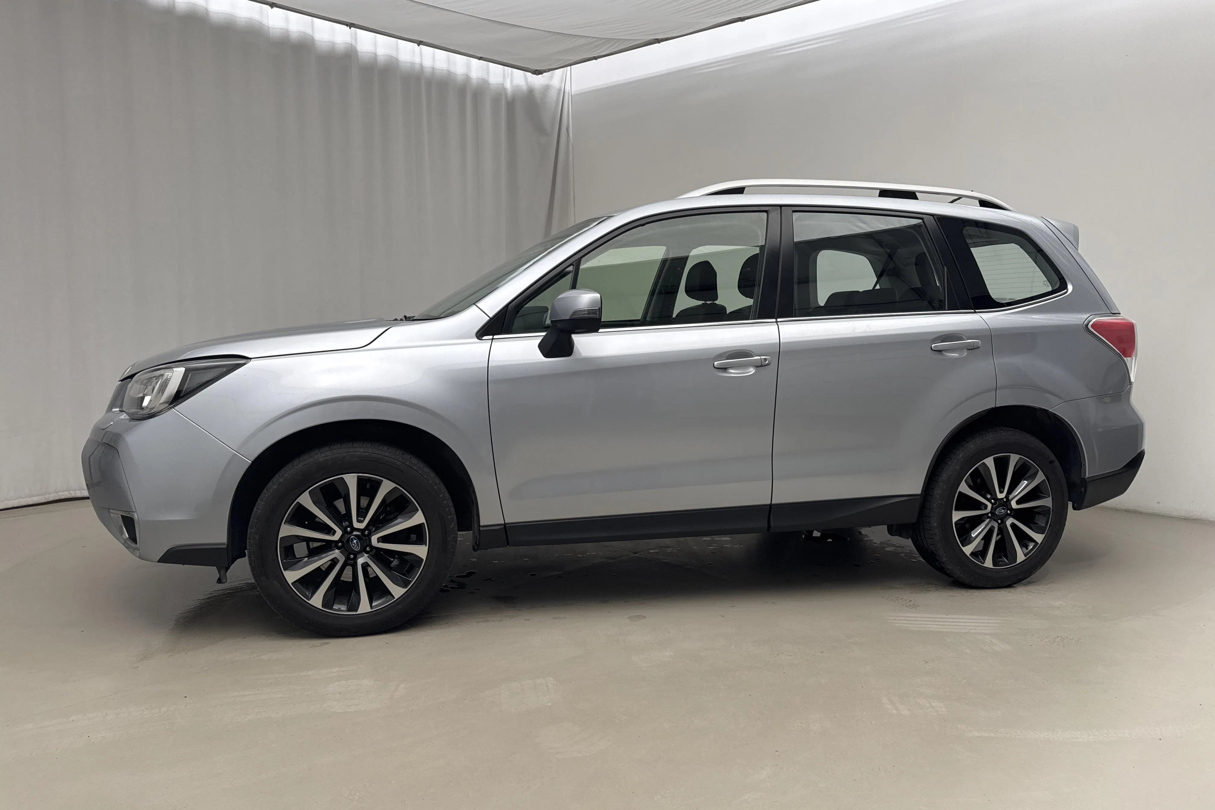 Presentationsfoto 2 av 17: Subaru Forester 2.0 (240hk) - 14 481 mil - Automat - silver - 2017