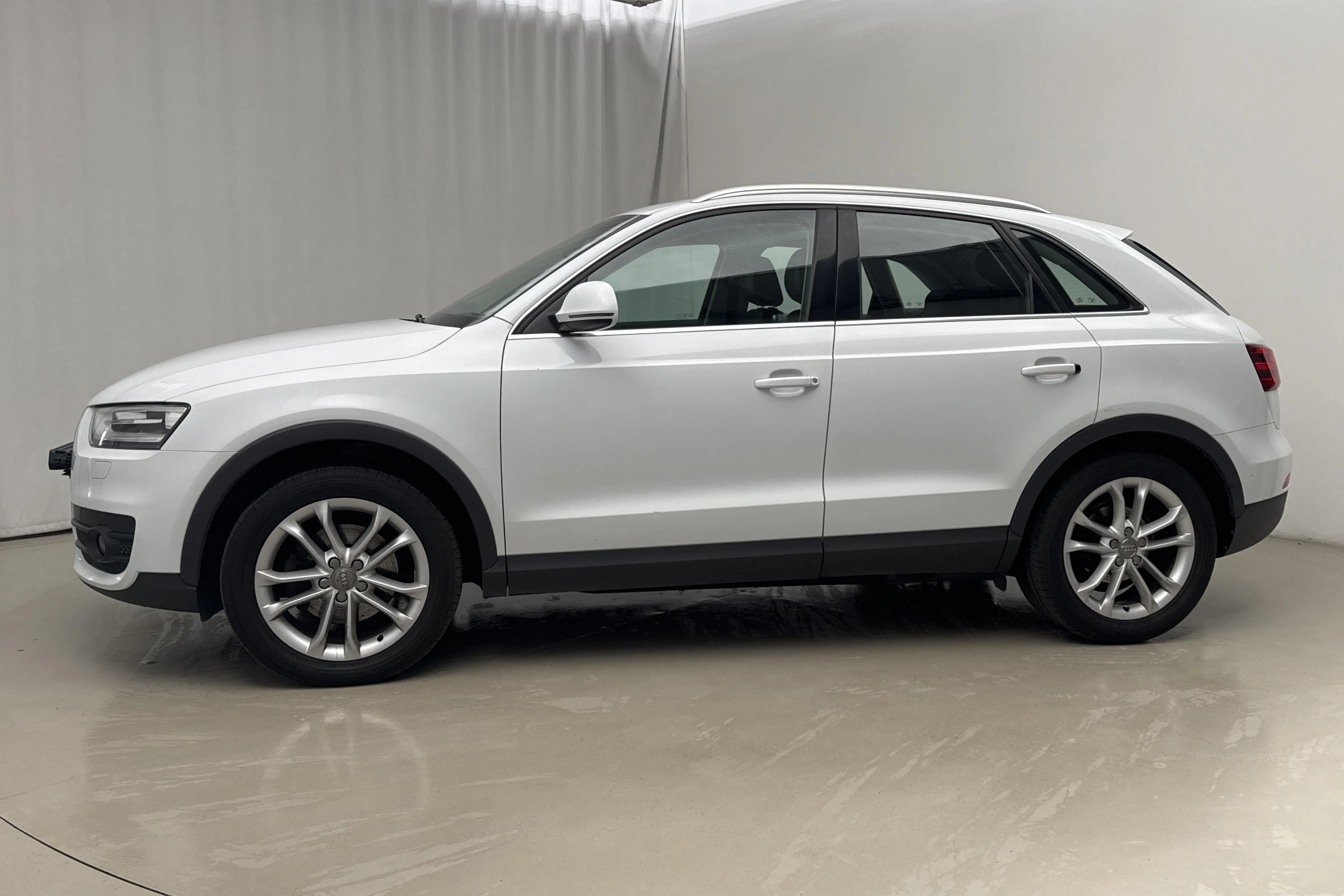 Presentationsfoto 2 av 16: Audi Q3 2.0 TFSI quattro (211hk) - 13 857 mil - Automat - vit - 2012