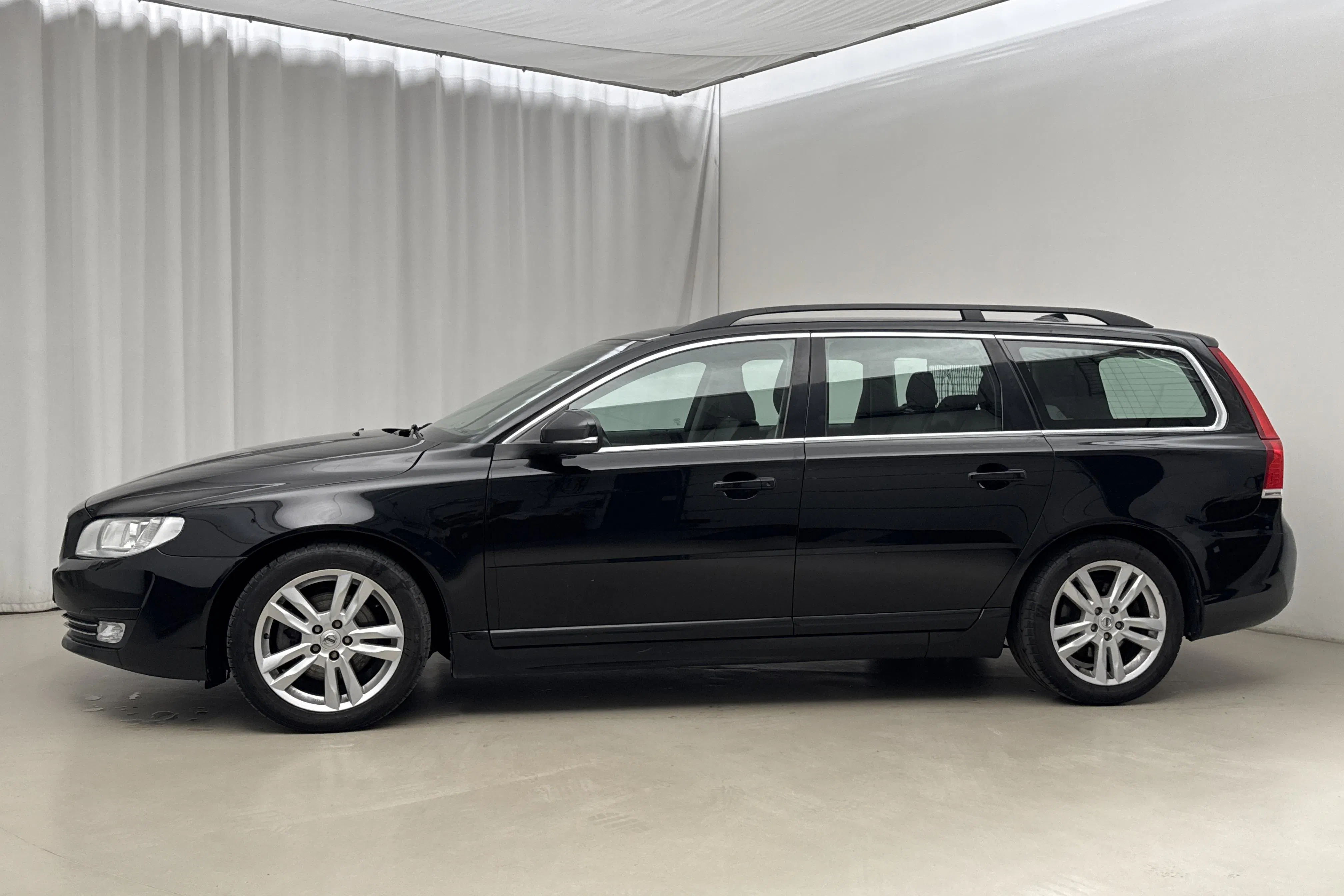 Presentation photo 2 of 16: Volvo V70 II D2 (115hk) - 184 790 km - Automatic - black - 2015