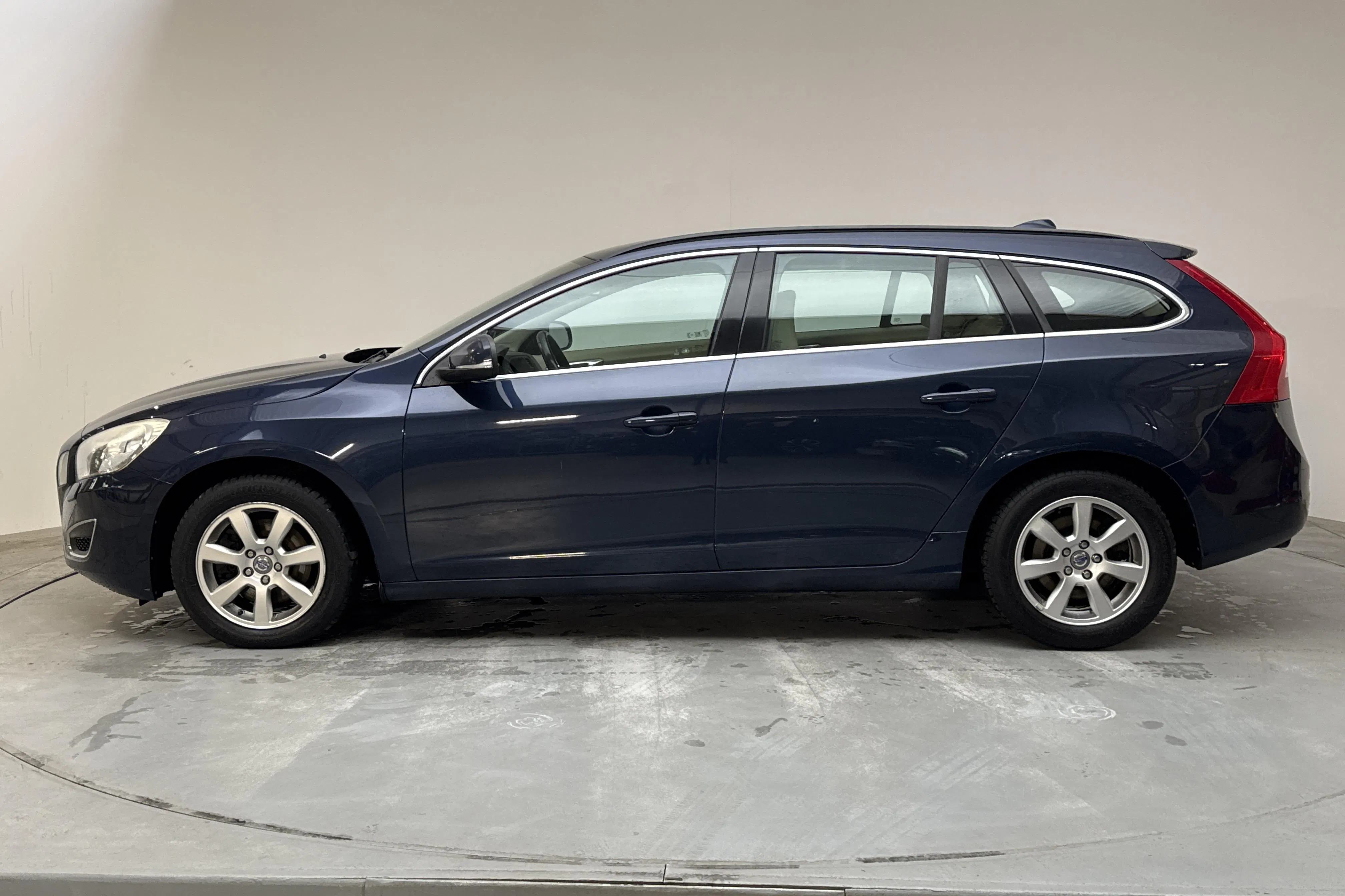 Presentationsfoto 2 av 13: Volvo V60 D4 (163hk) - 16 885 mil - Manuell - blå - 2013