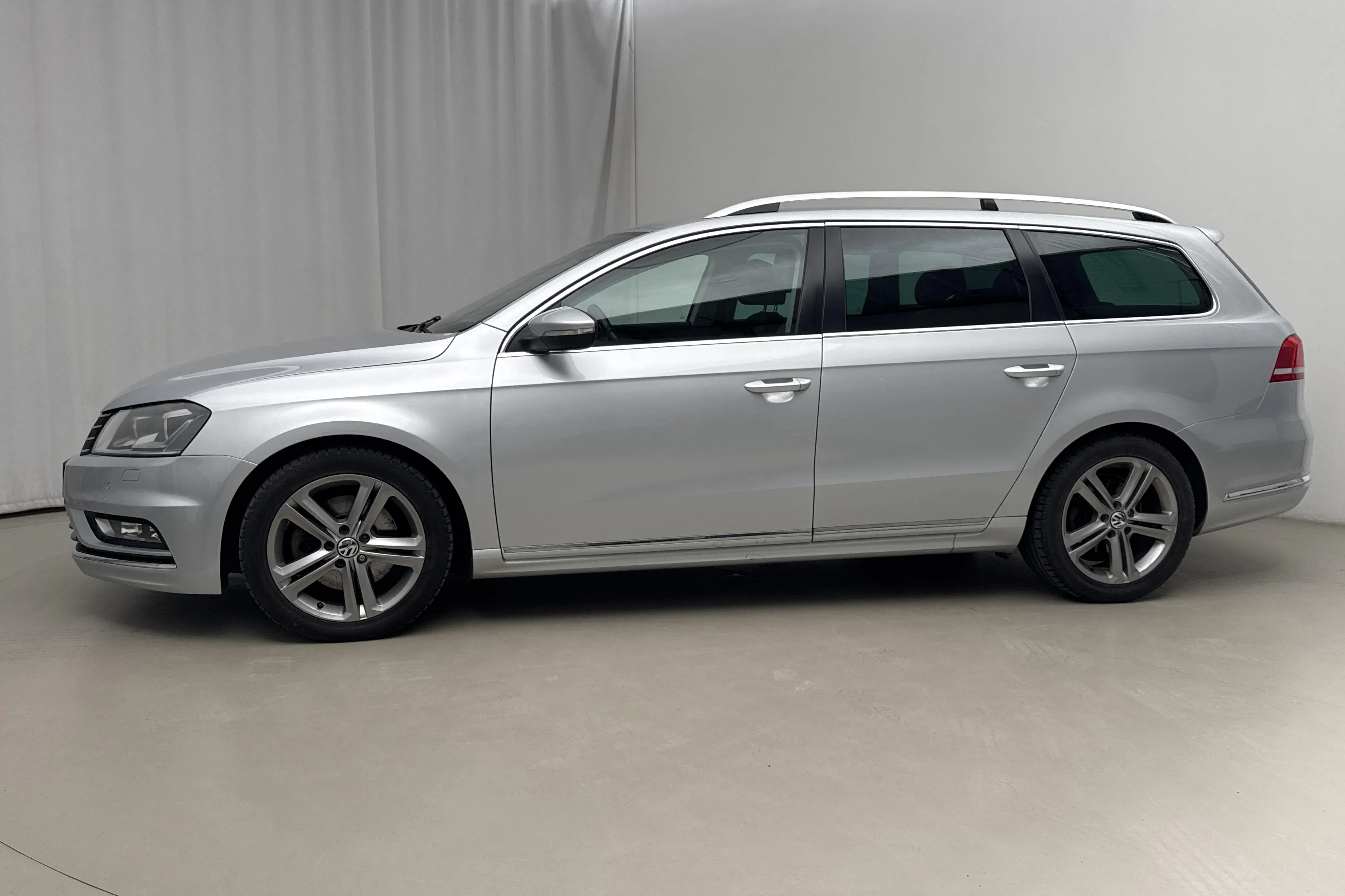 Presentationsfoto 2 av 18: VW Passat 2.0 TDI BlueMotion Technology Variant 4Motion (170hk) - 16 630 mil - Automat - silver - 2013